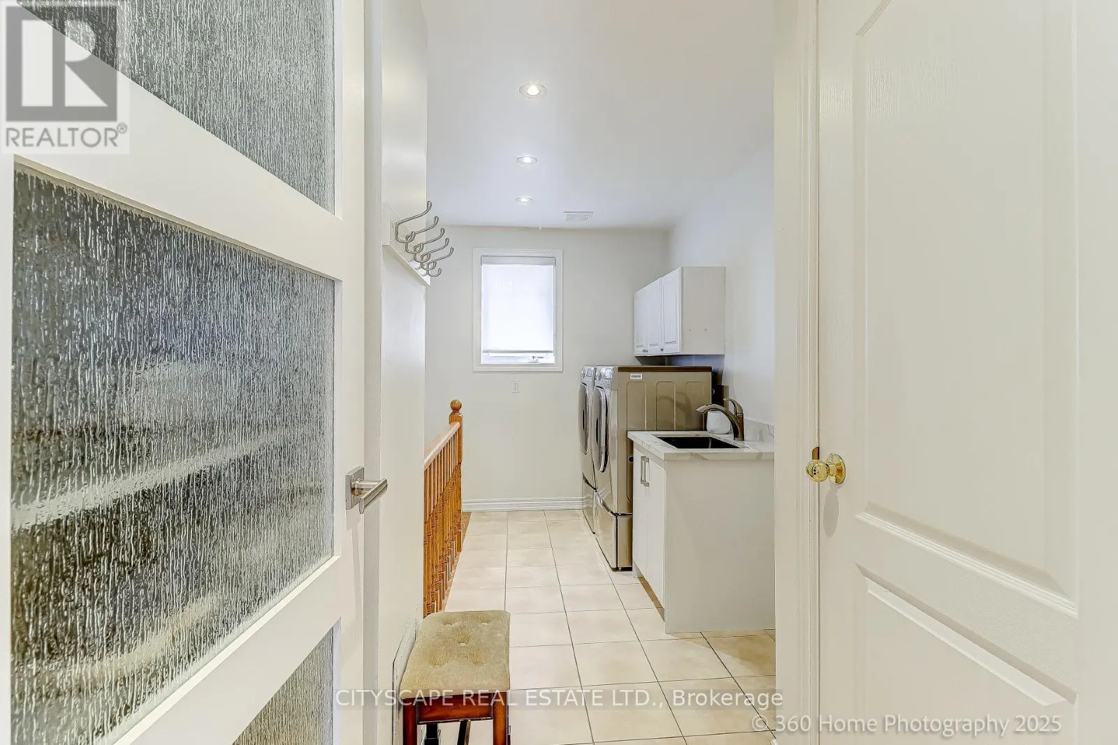 4 HELLYER AVENUE
