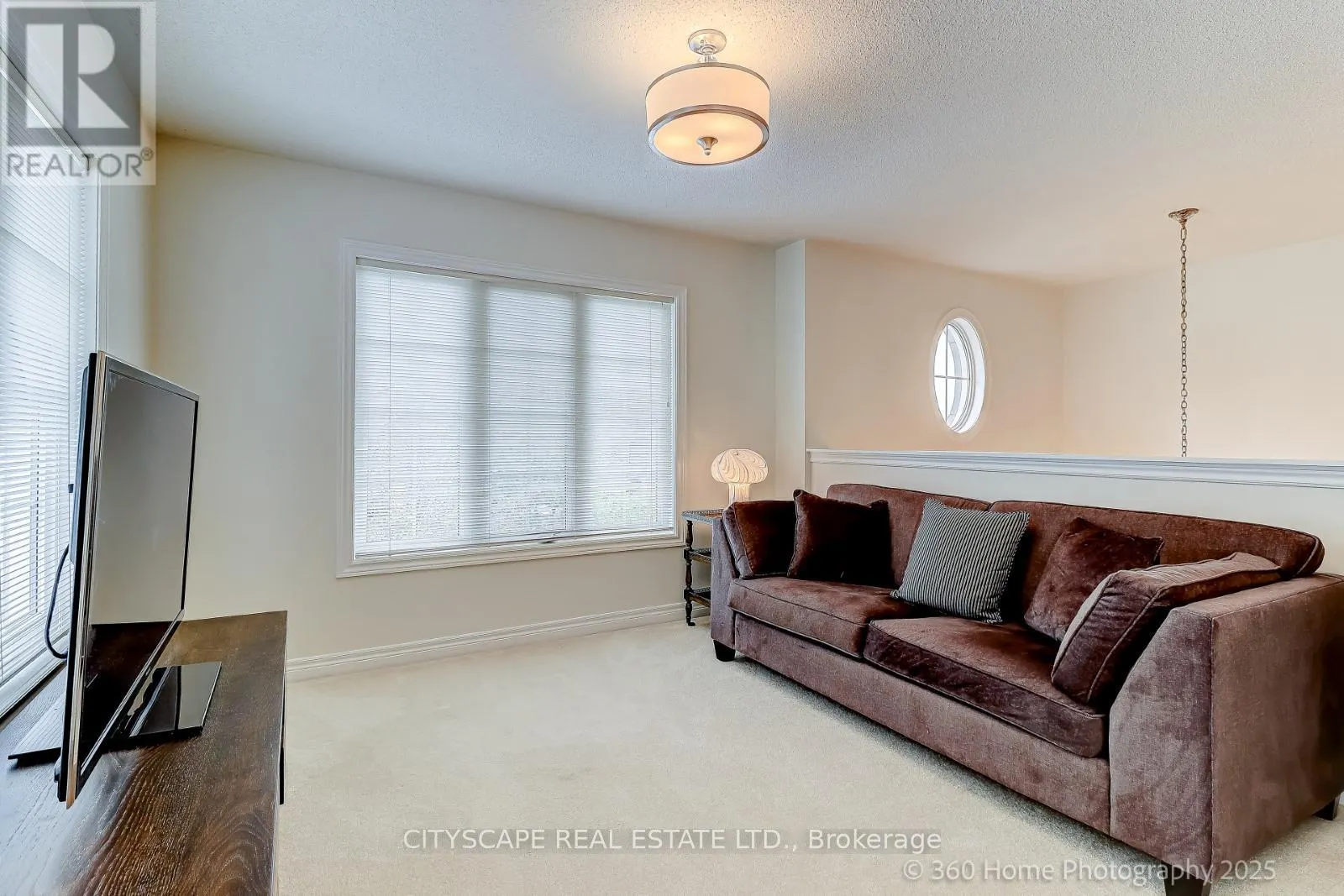 4 HELLYER AVENUE