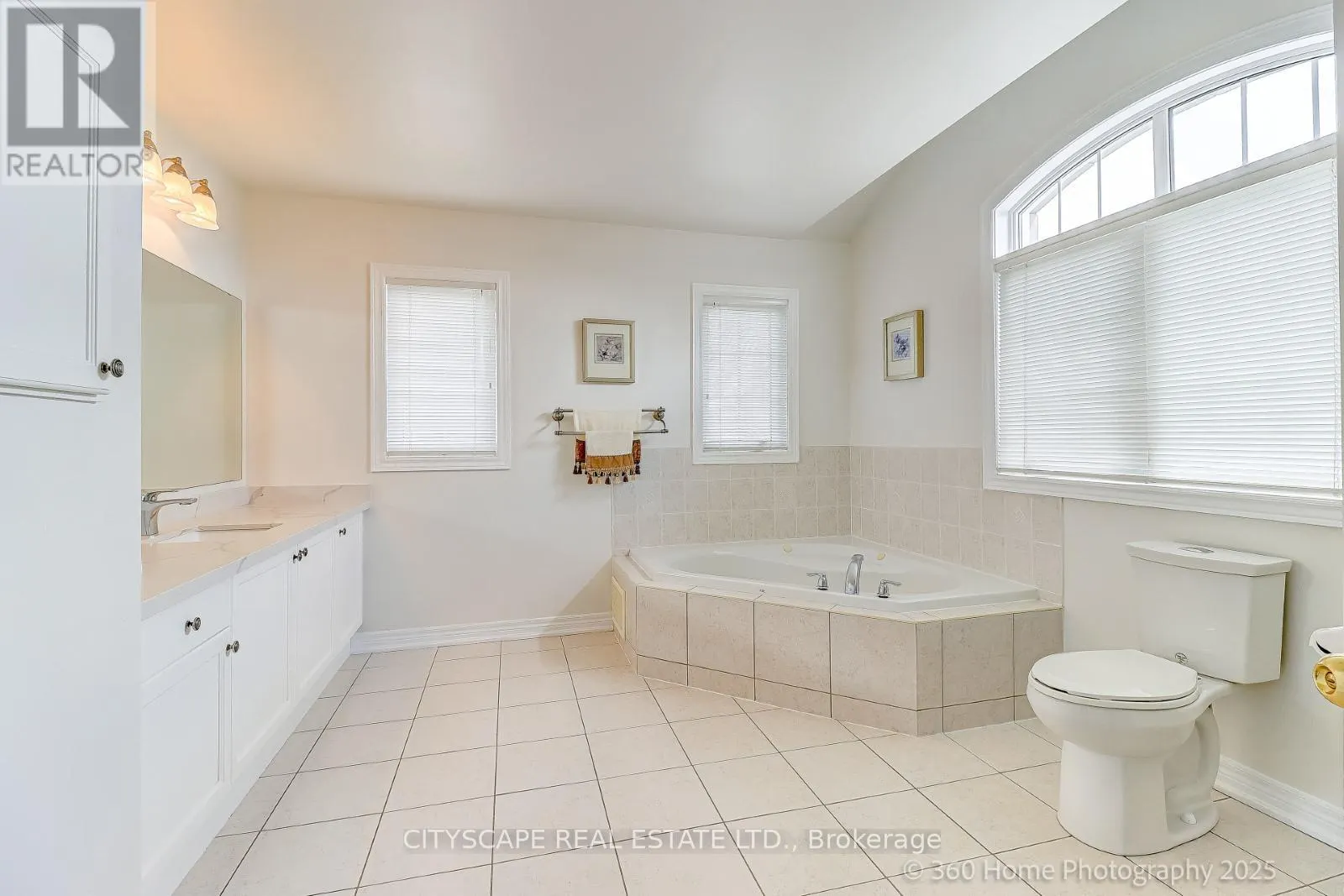 4 HELLYER AVENUE