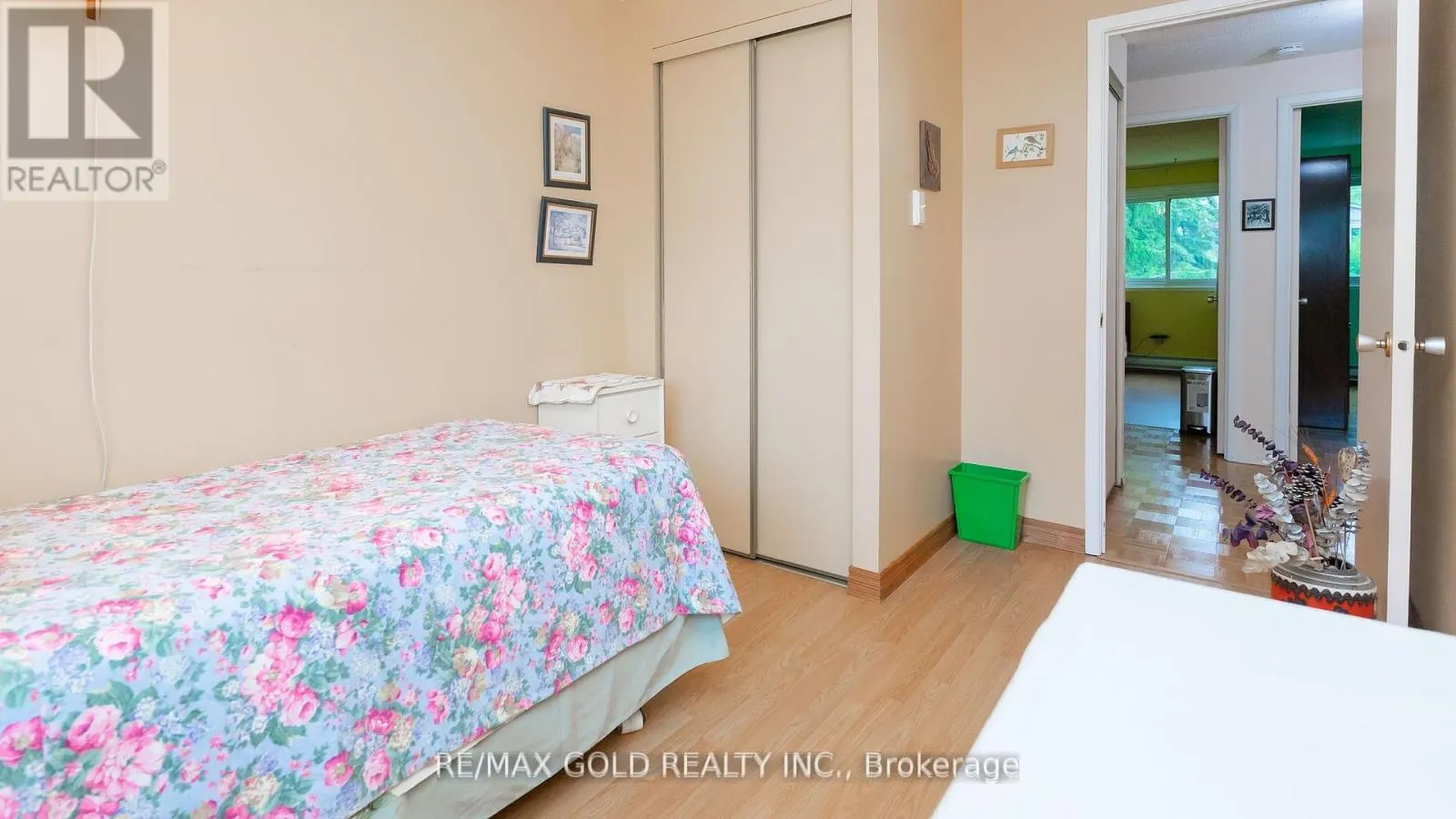 17 GREENHILLS SQUARE