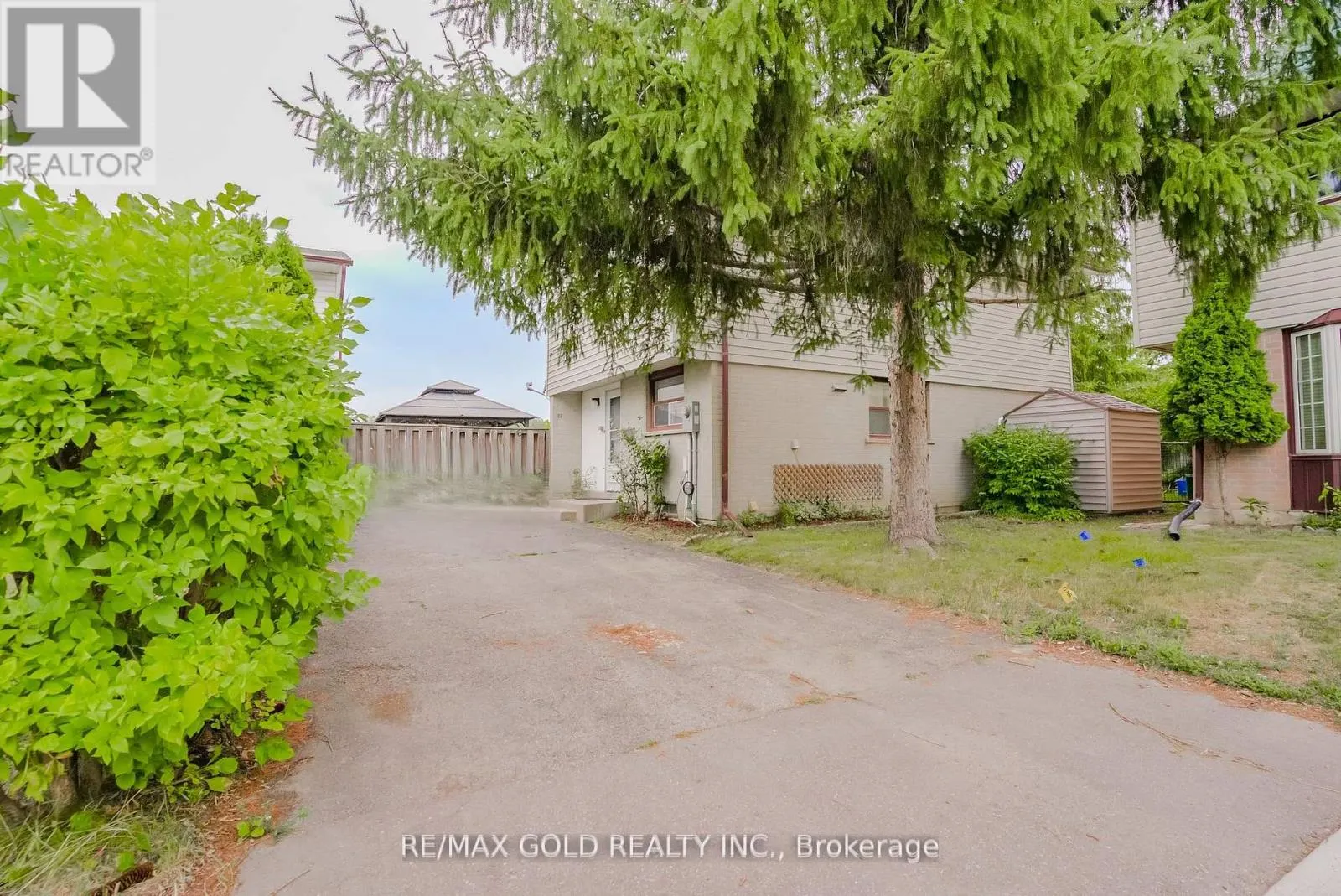 17 GREENHILLS SQUARE