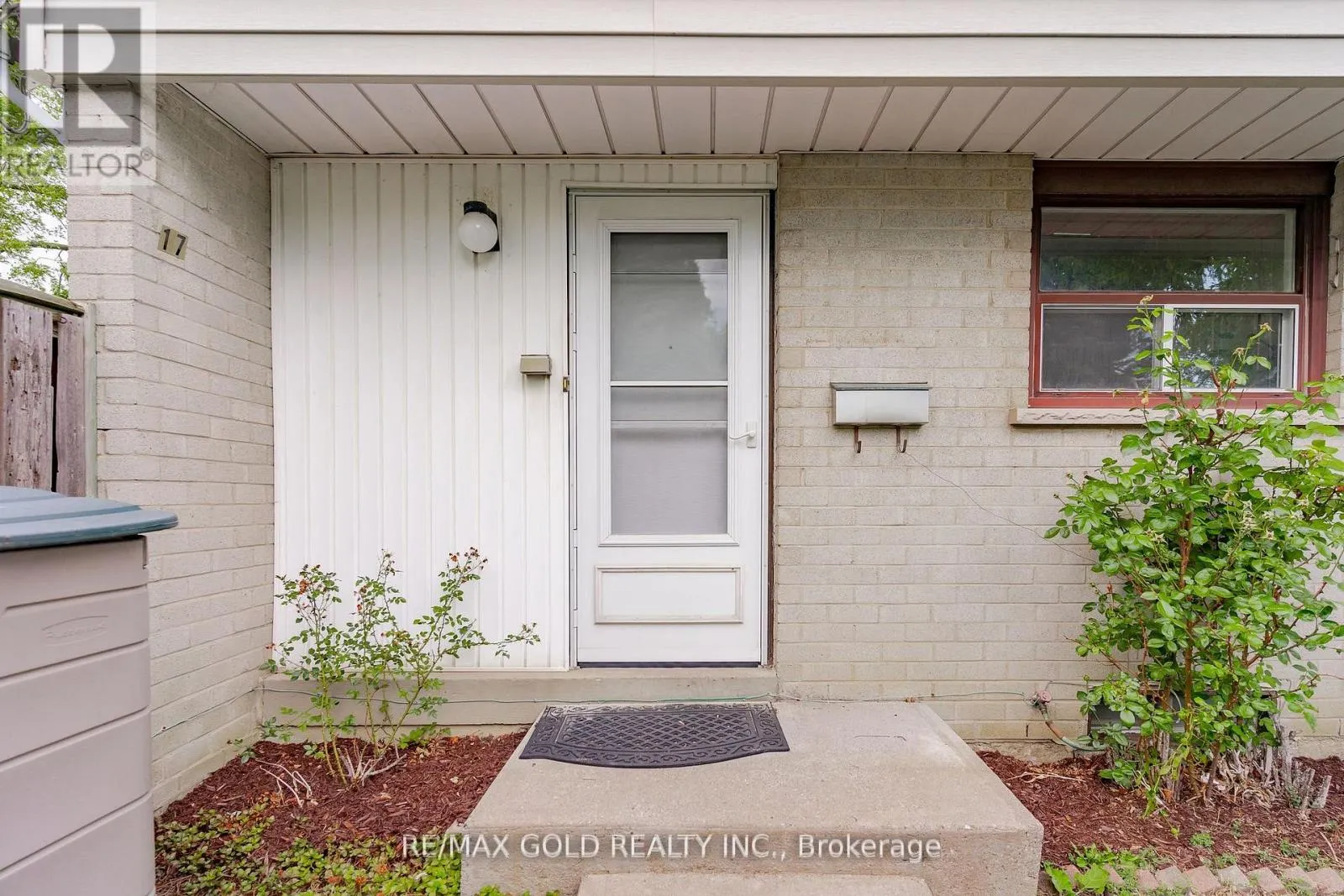 17 GREENHILLS SQUARE