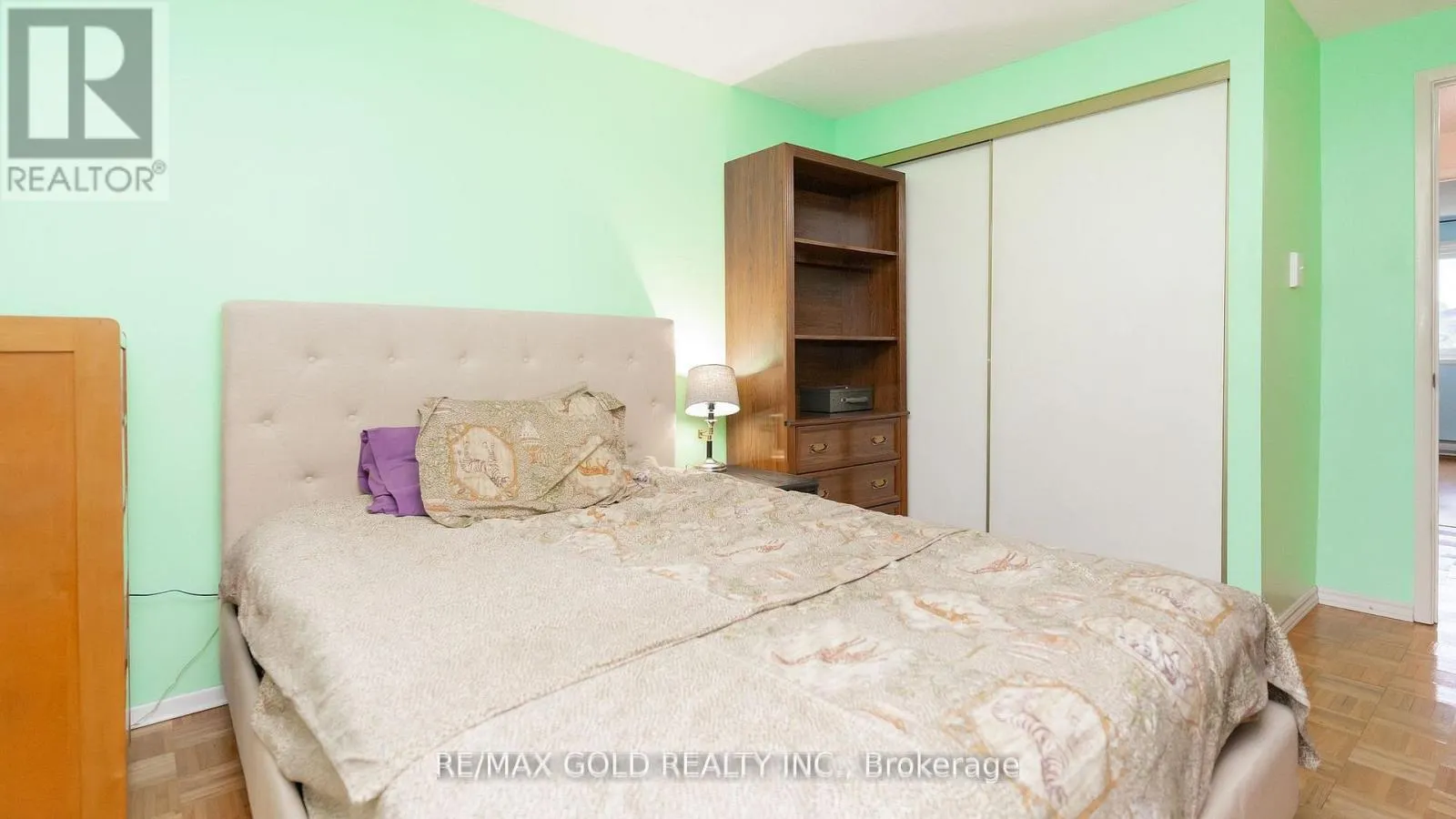 17 GREENHILLS SQUARE