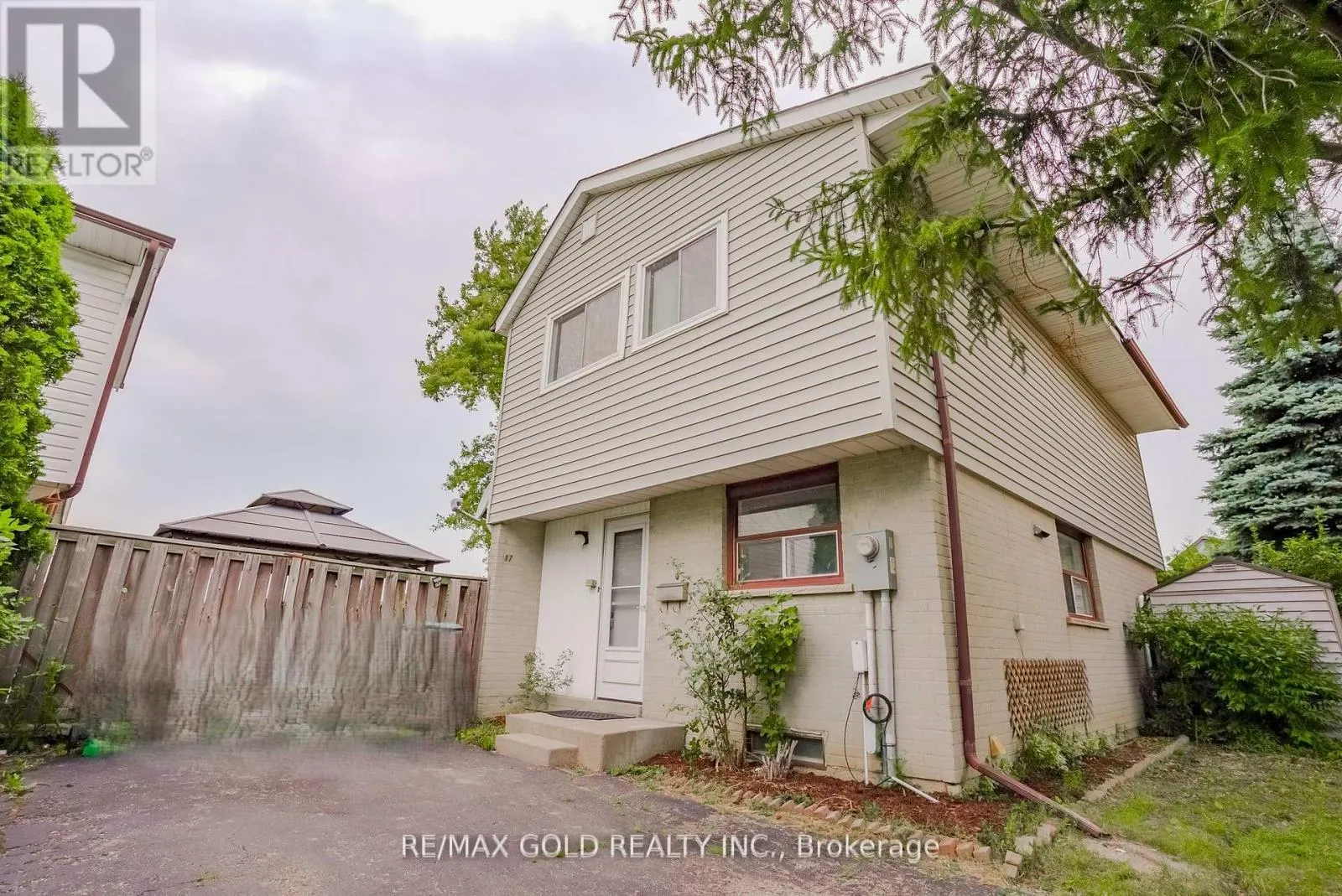 17 GREENHILLS SQUARE