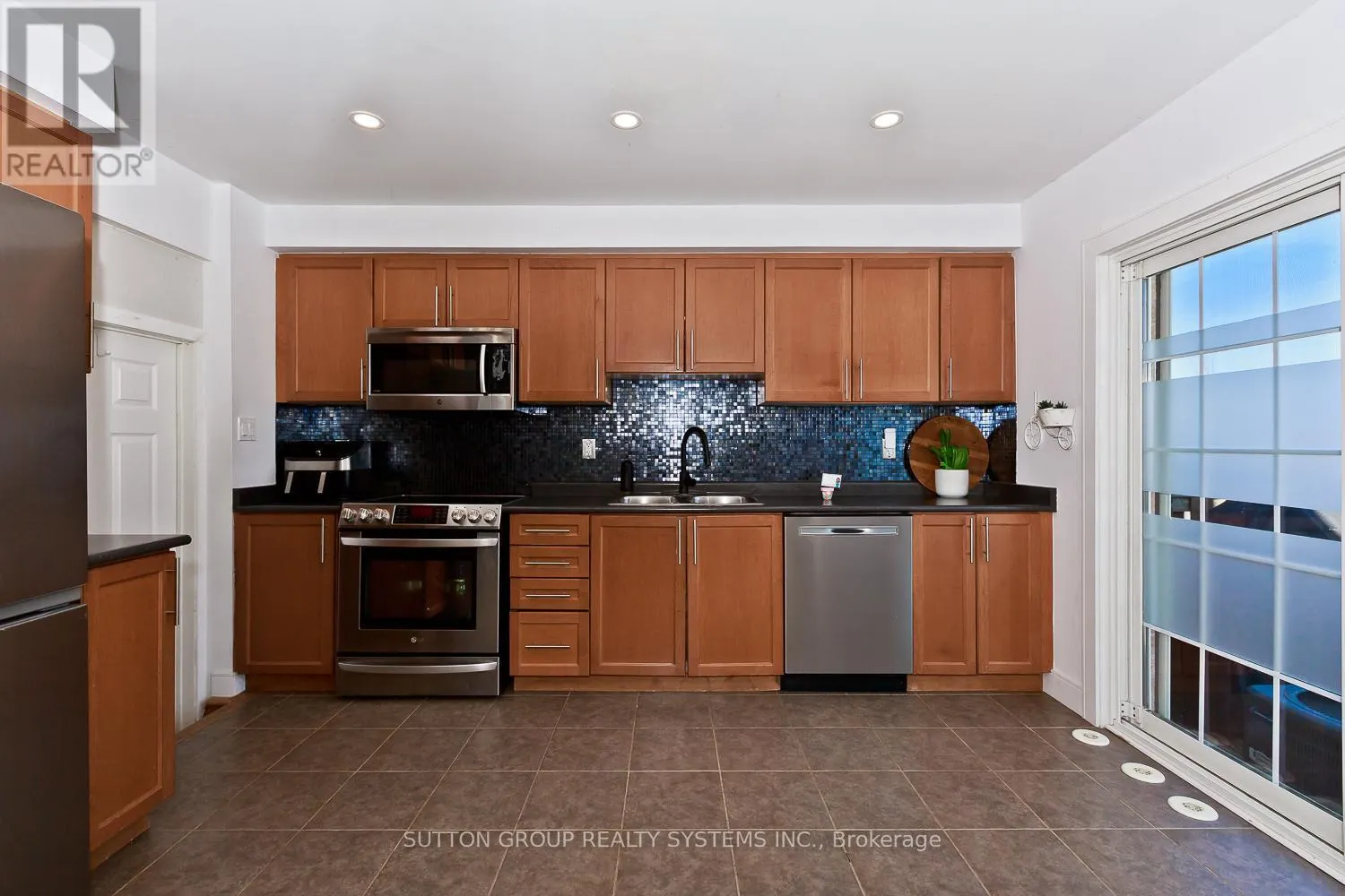 883 FOWLES COURT