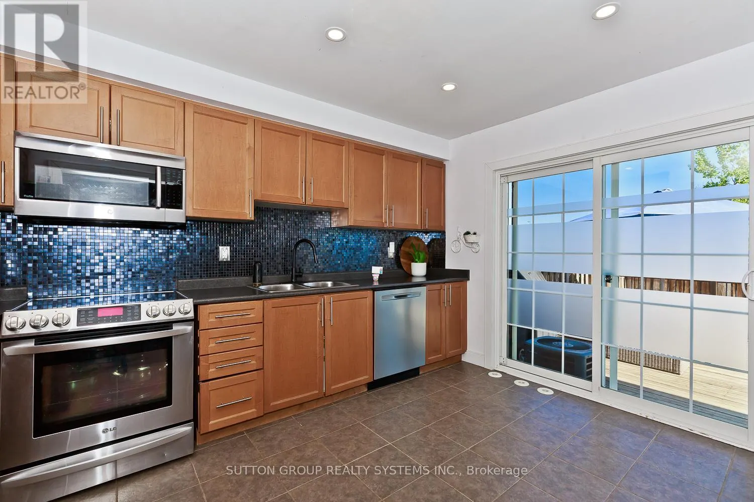 883 FOWLES COURT