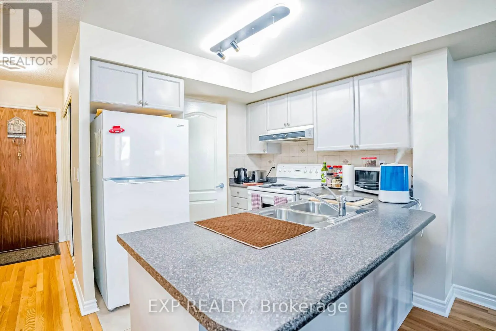 310 - 33 ELM DRIVE W