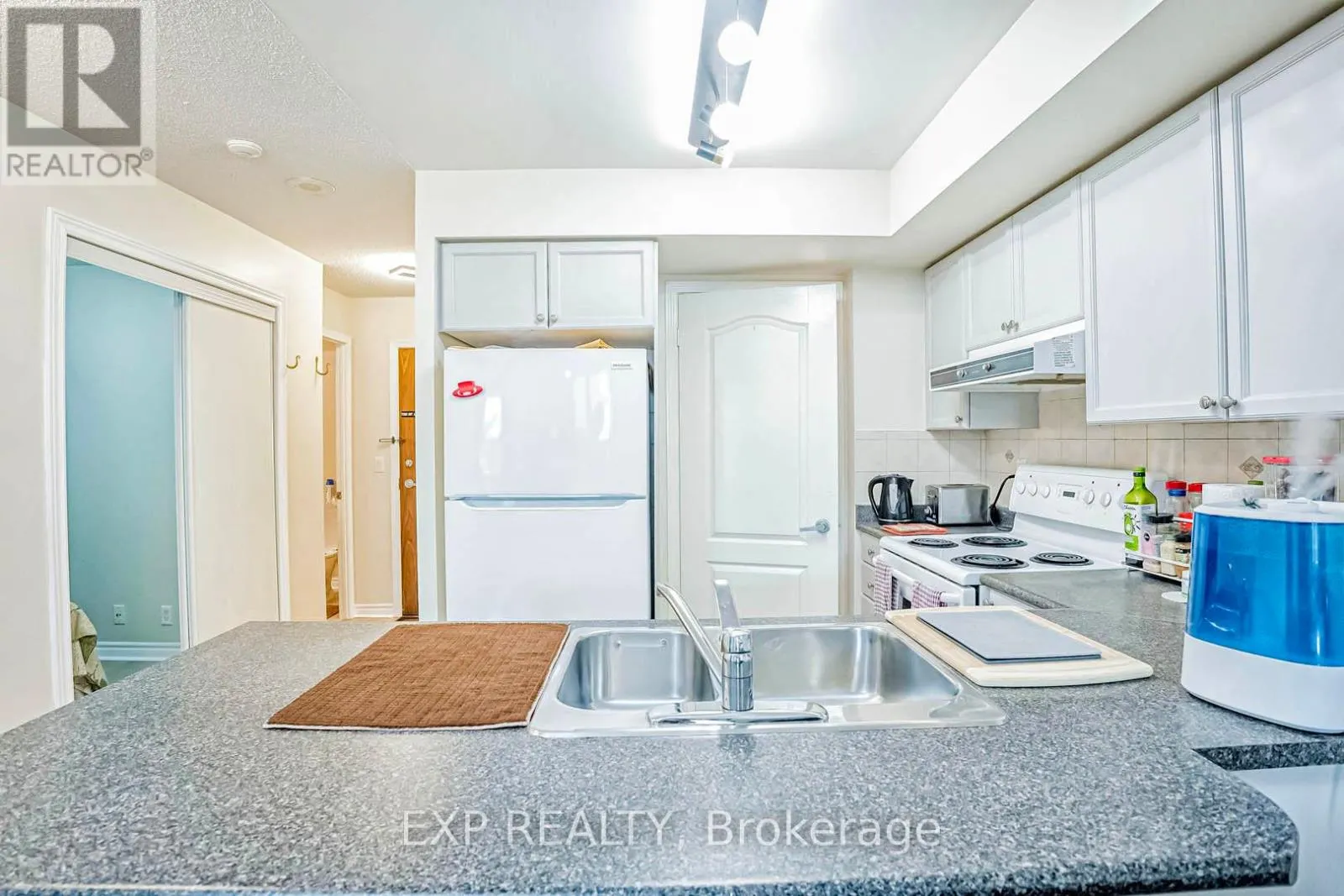 310 - 33 ELM DRIVE W