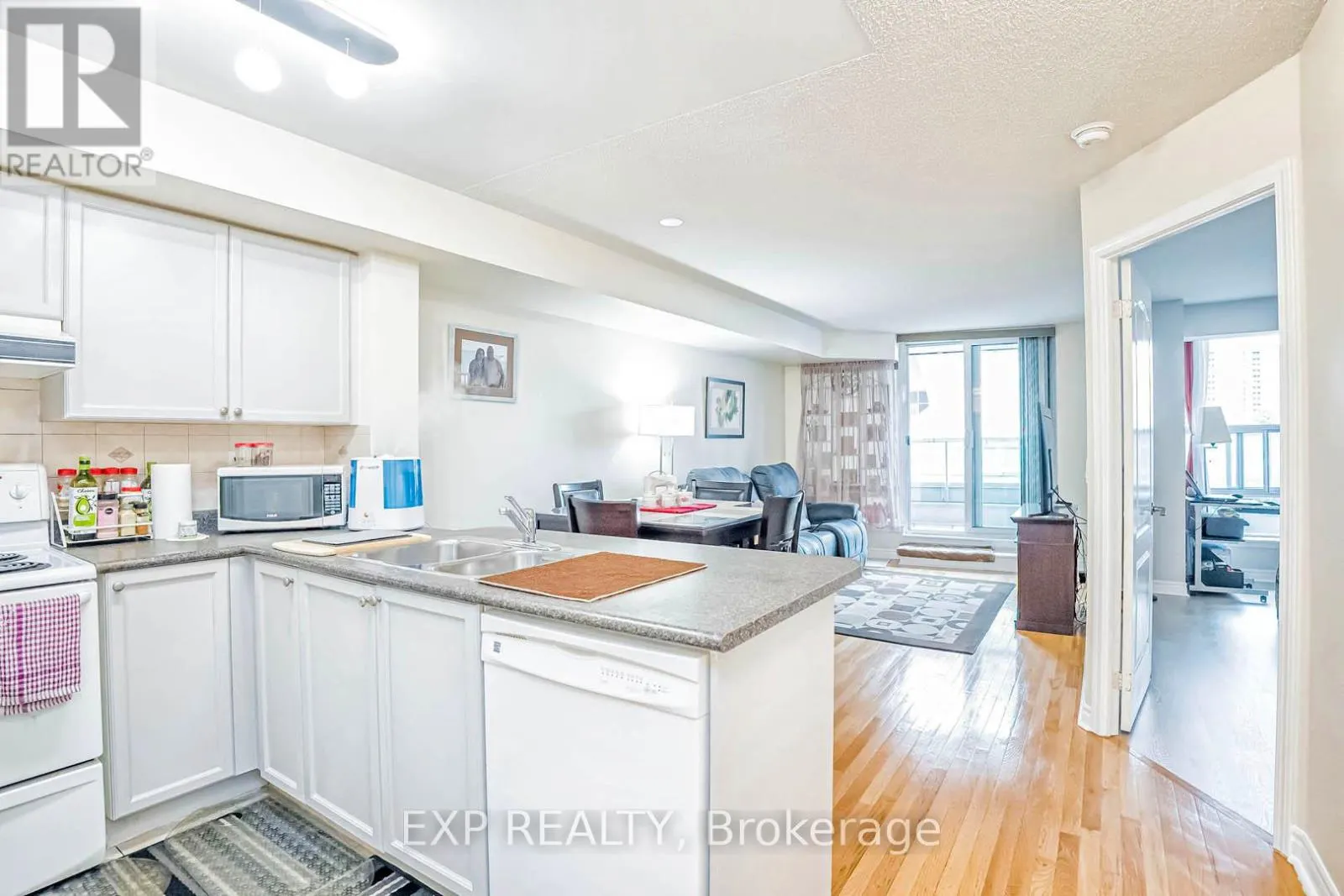 310 - 33 ELM DRIVE W