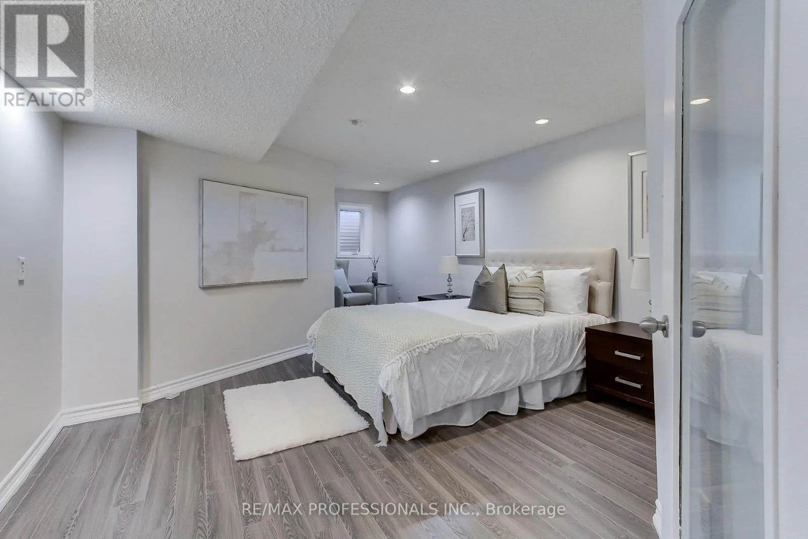 425 CANTERBURY CRESCENT