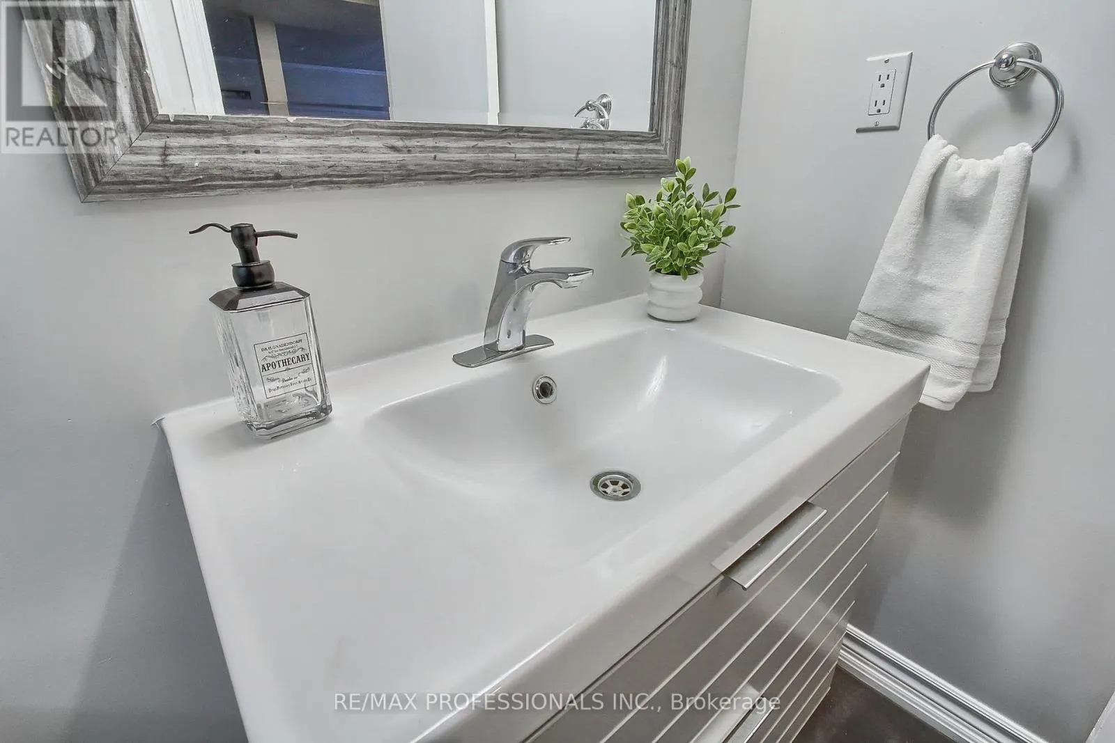 425 CANTERBURY CRESCENT