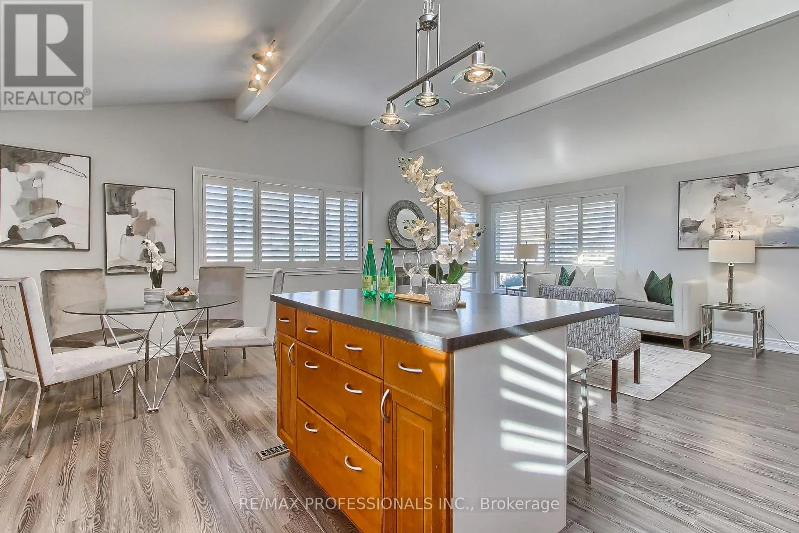 425 CANTERBURY CRESCENT