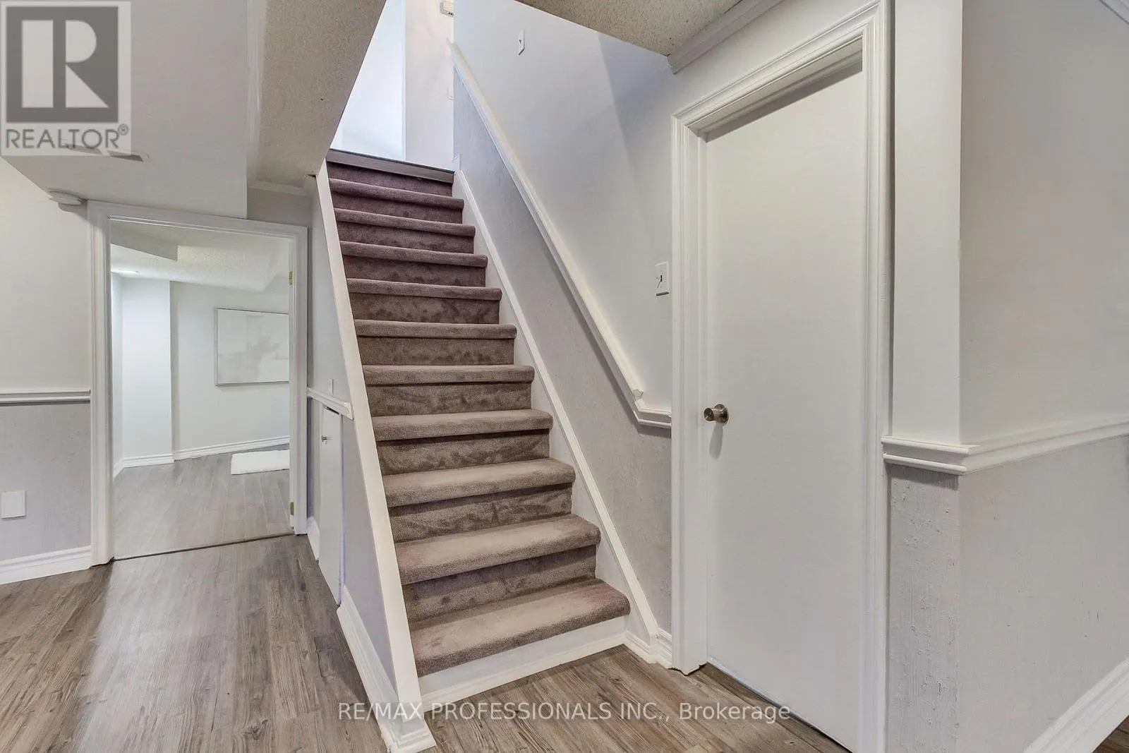425 CANTERBURY CRESCENT