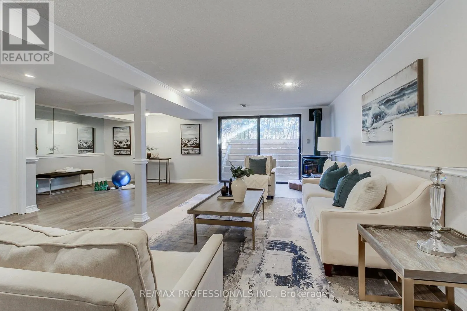425 CANTERBURY CRESCENT