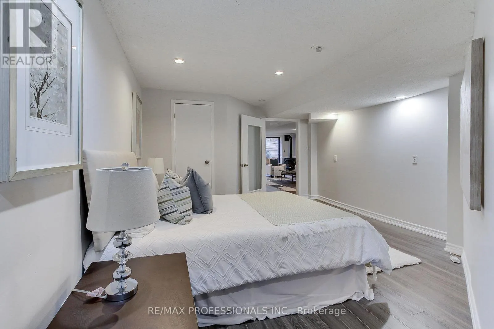 425 CANTERBURY CRESCENT