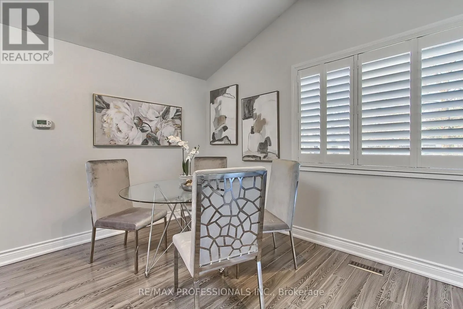 425 CANTERBURY CRESCENT