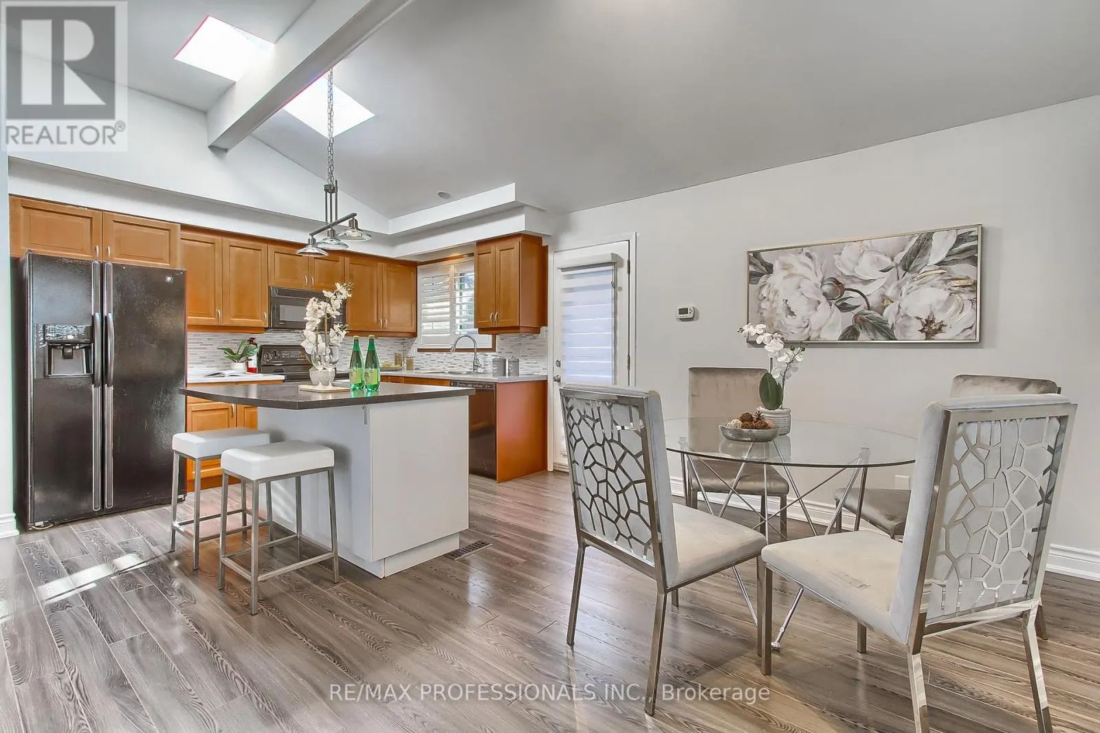 425 CANTERBURY CRESCENT
