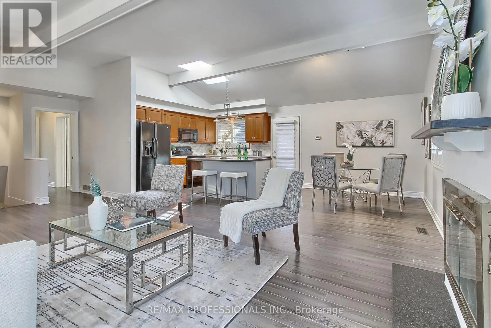 425 CANTERBURY CRESCENT