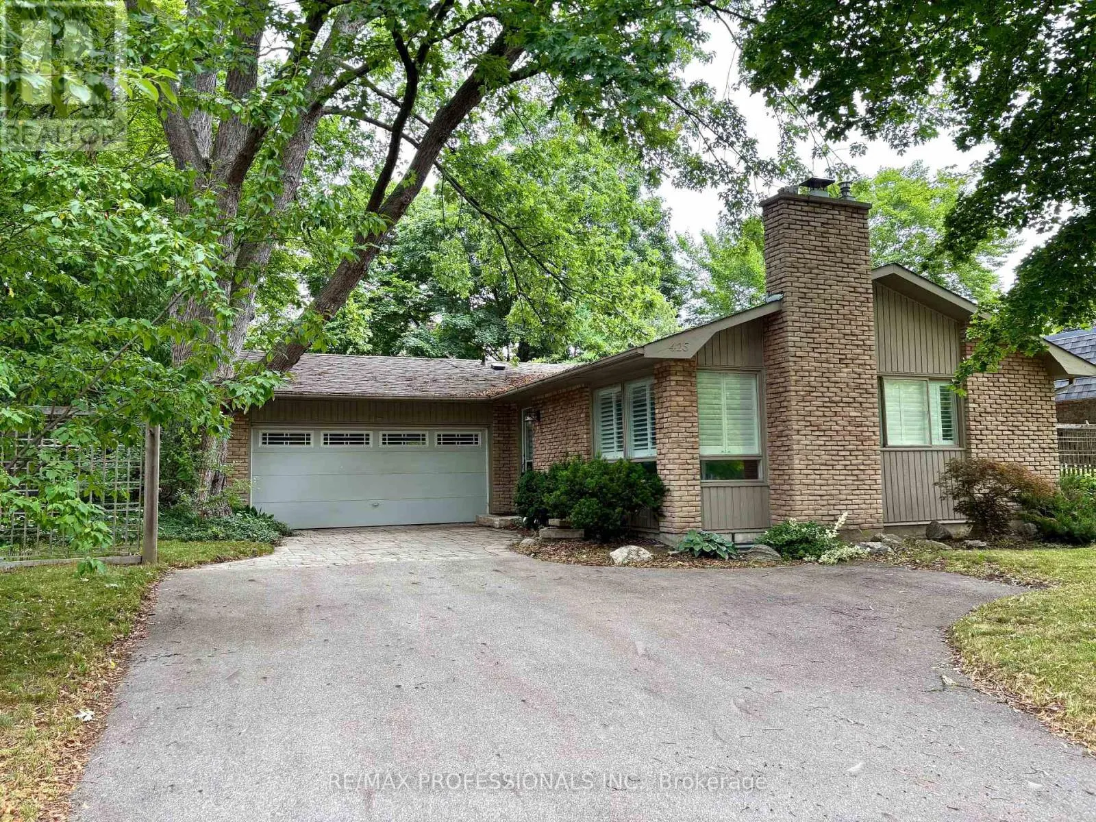 425 CANTERBURY CRESCENT