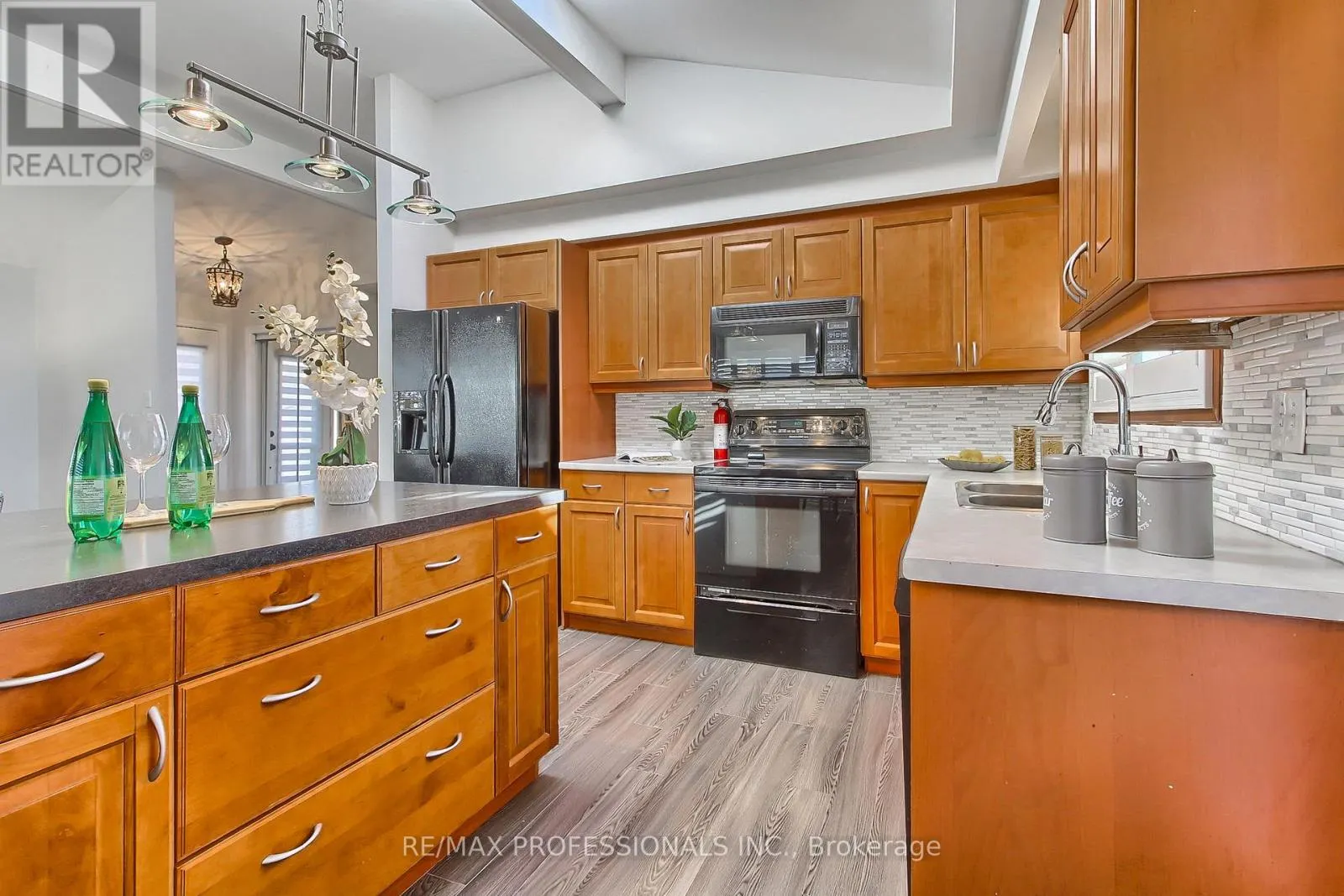 425 CANTERBURY CRESCENT