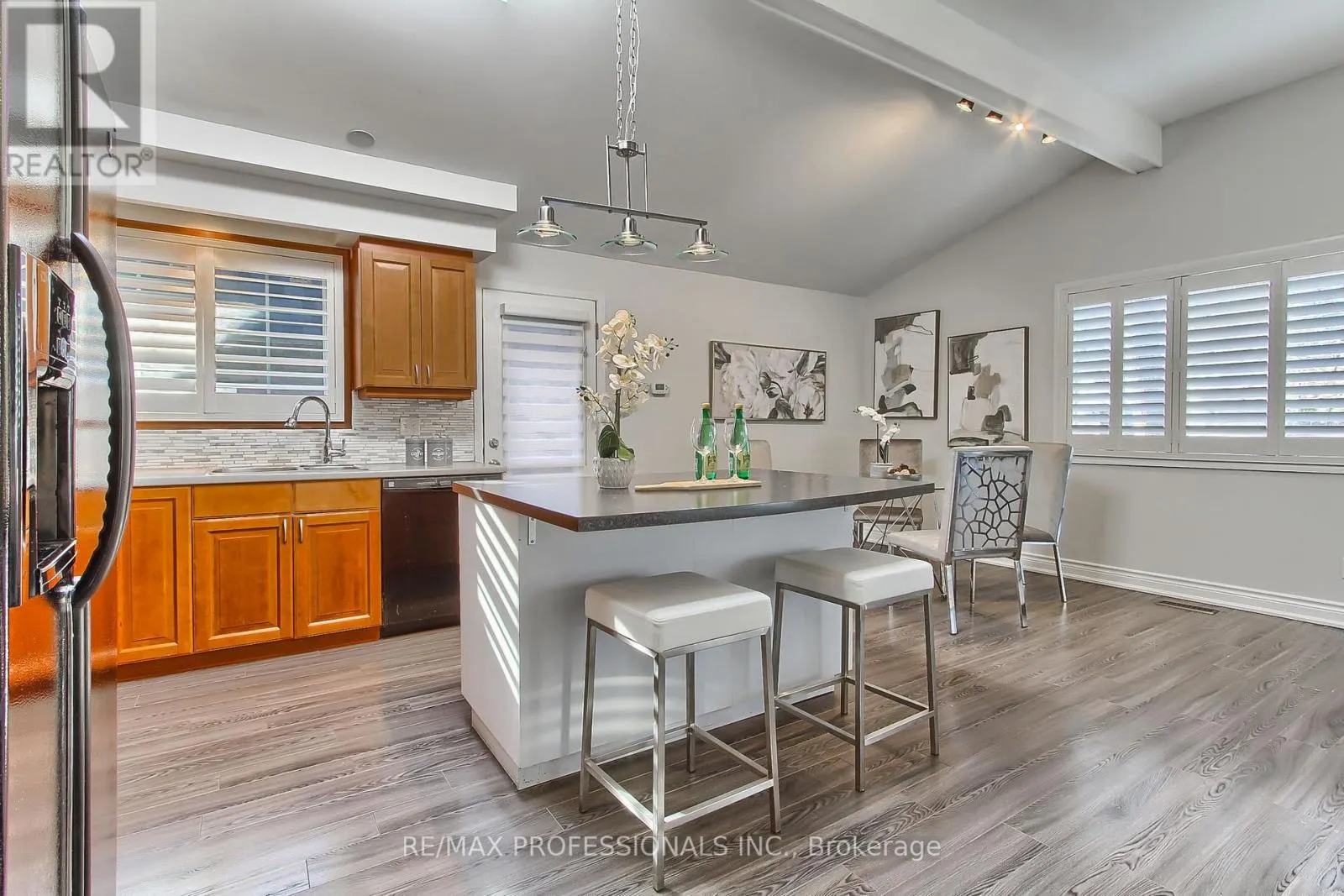 425 CANTERBURY CRESCENT