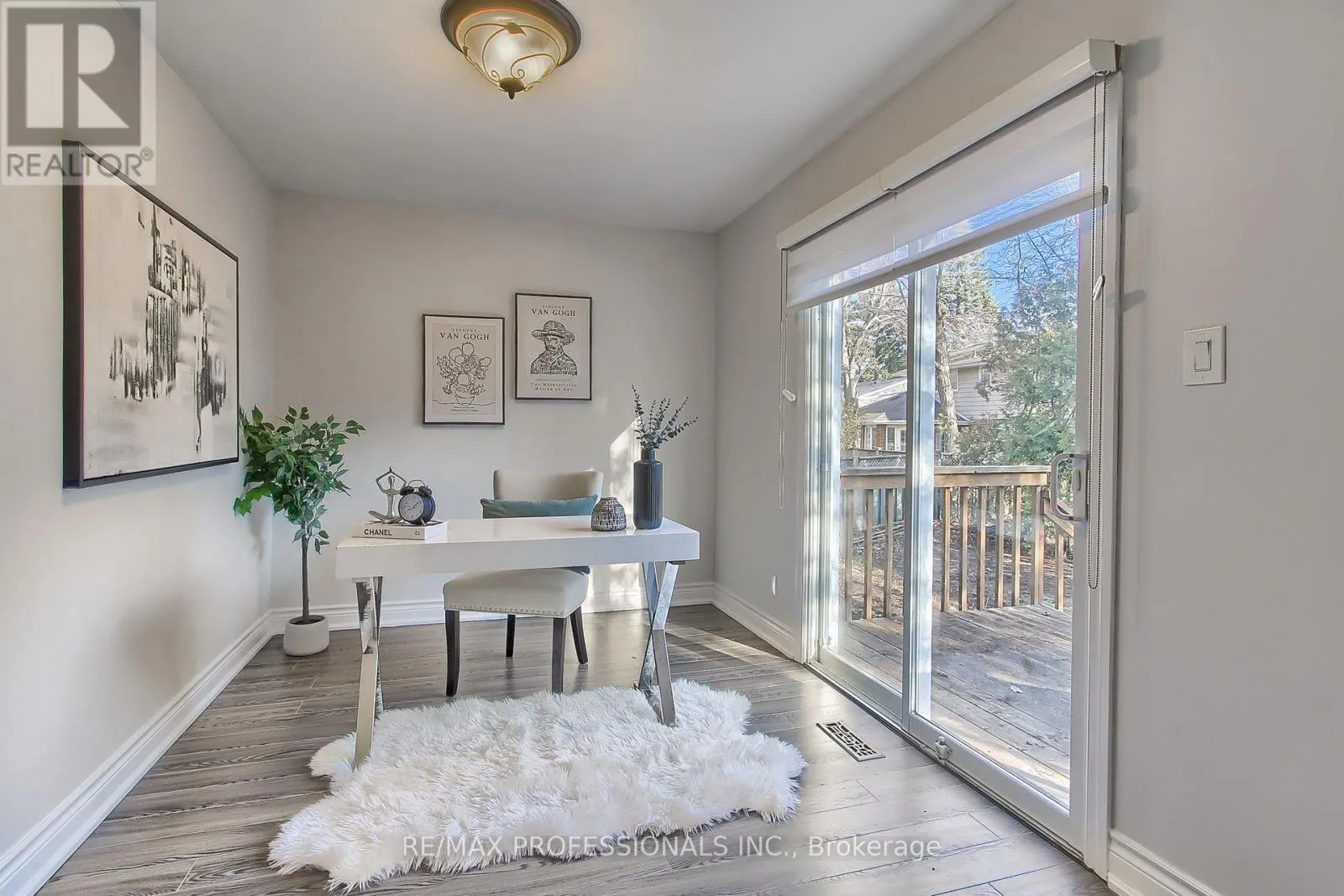 425 CANTERBURY CRESCENT