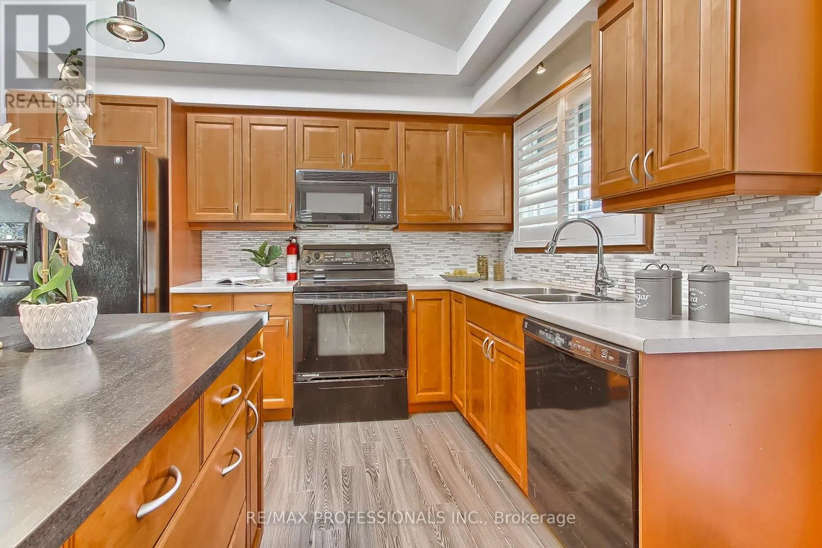 425 CANTERBURY CRESCENT