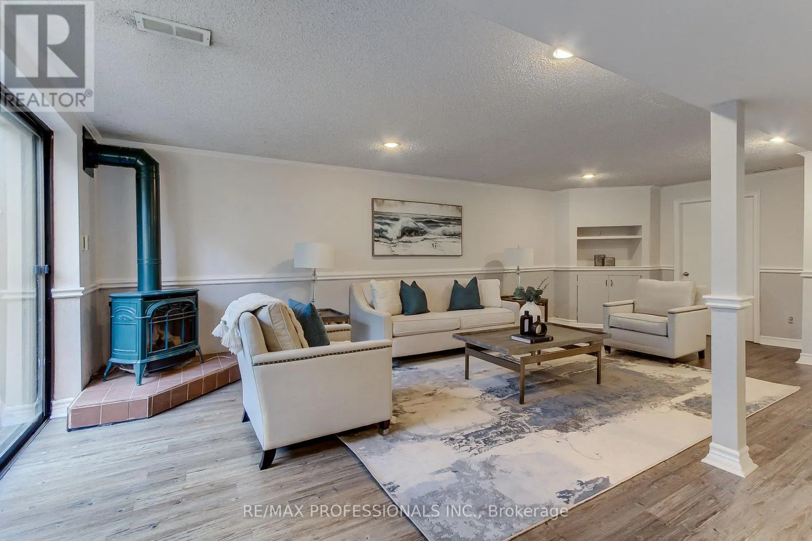 425 CANTERBURY CRESCENT