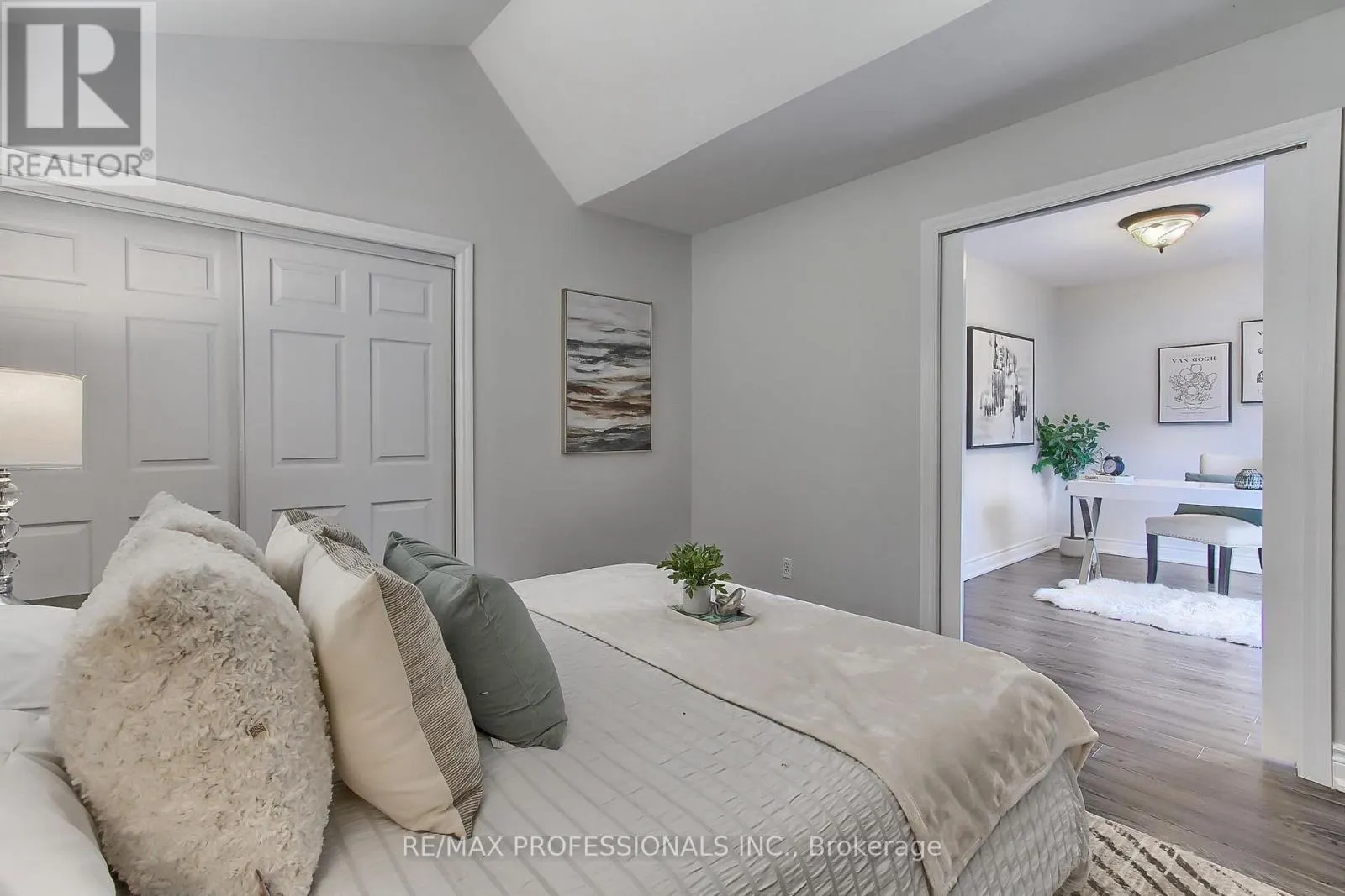 425 CANTERBURY CRESCENT