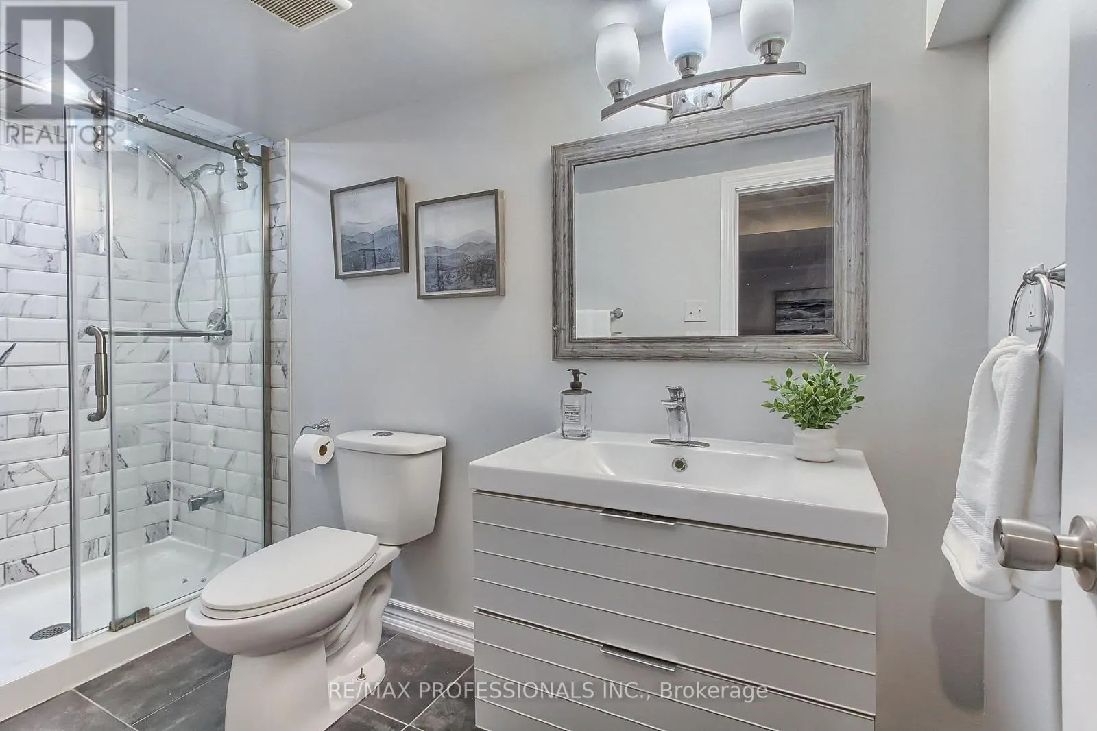 425 CANTERBURY CRESCENT