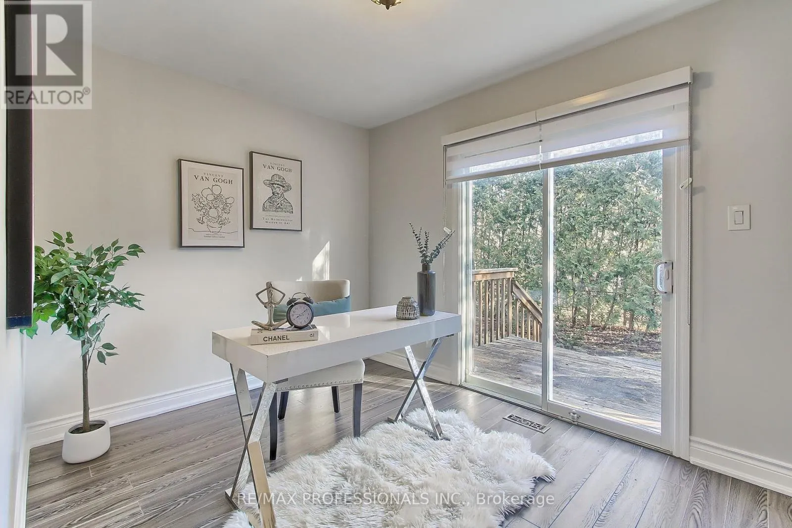 425 CANTERBURY CRESCENT