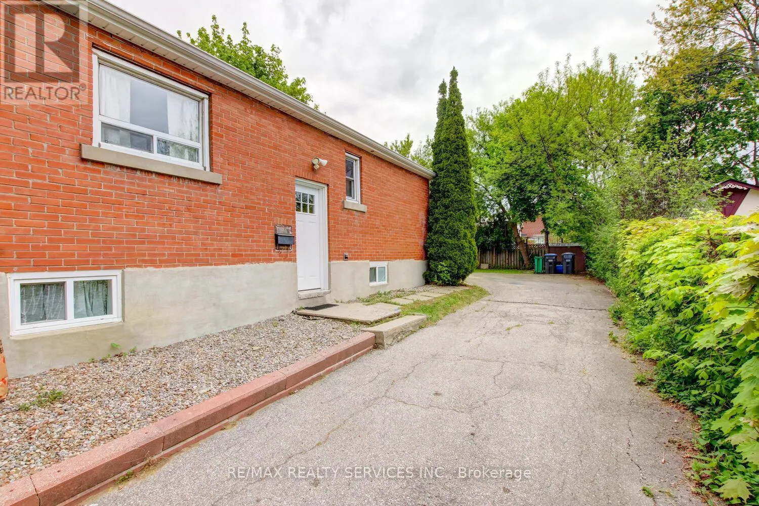 29 WOODWARD AVENUE