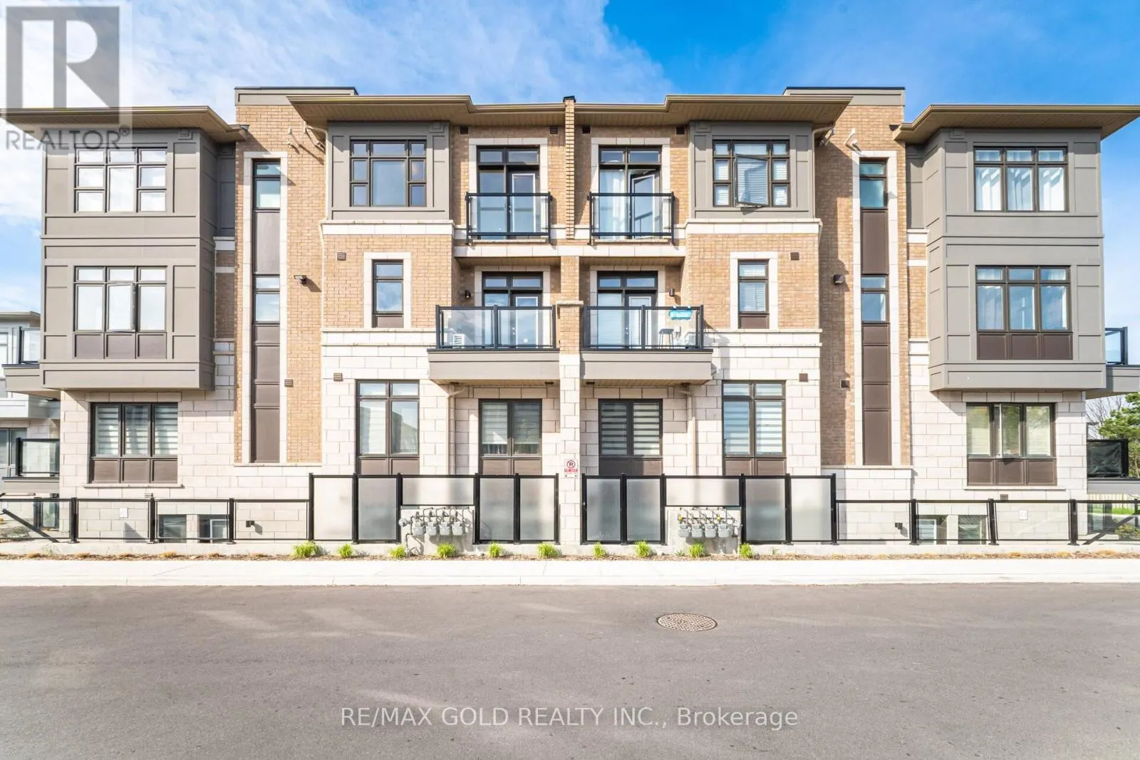 313 - 10 HALLIFORD PLACE