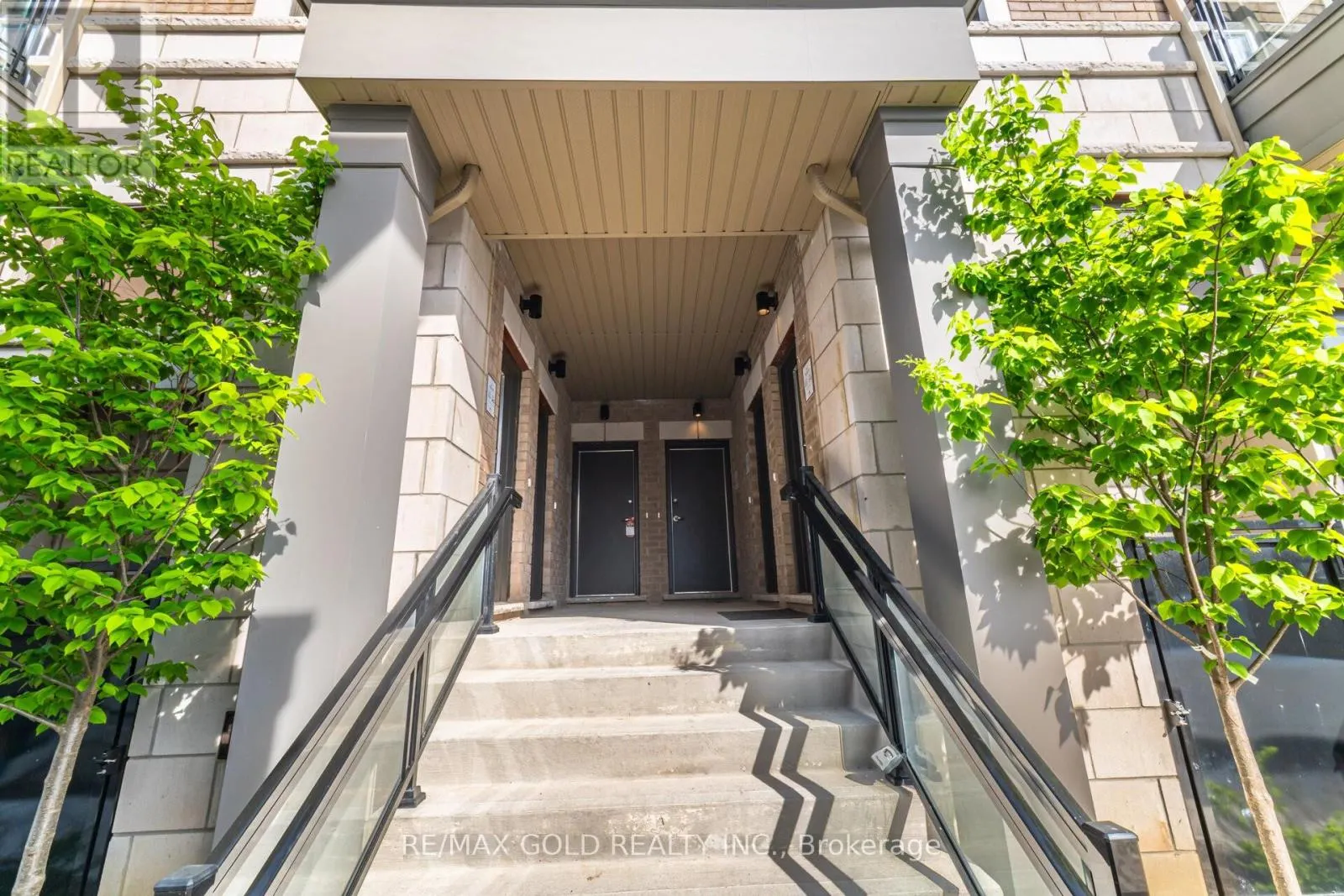 313 - 10 HALLIFORD PLACE