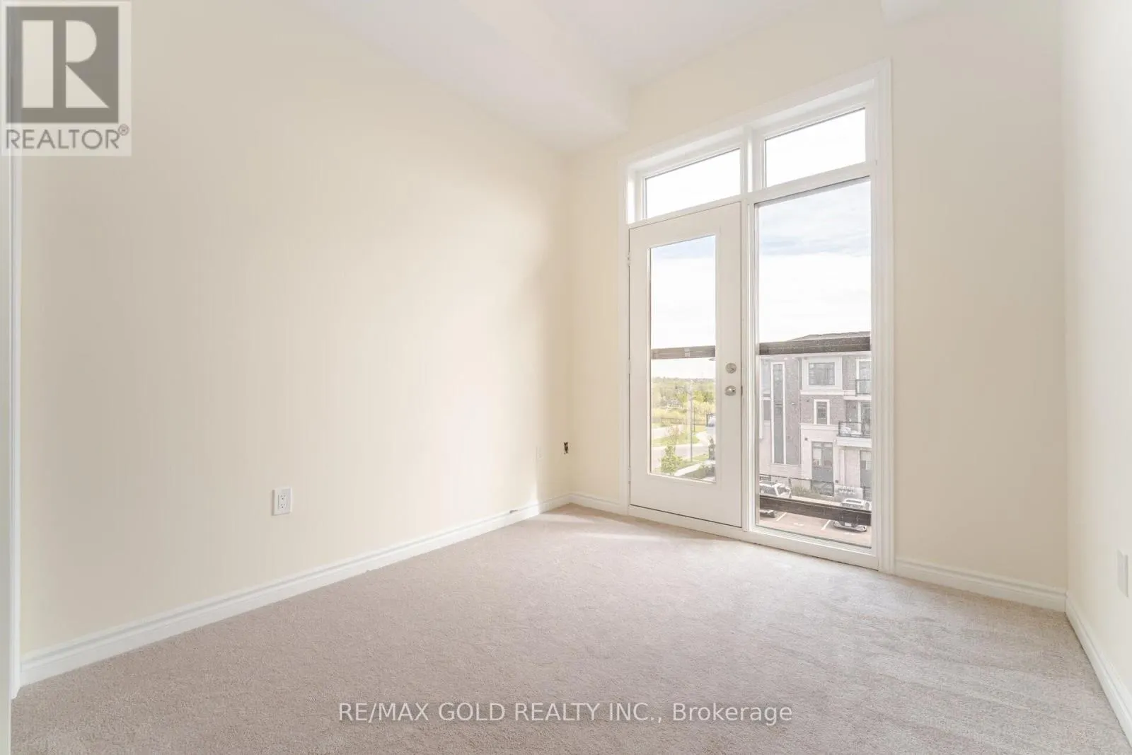 313 - 10 HALLIFORD PLACE