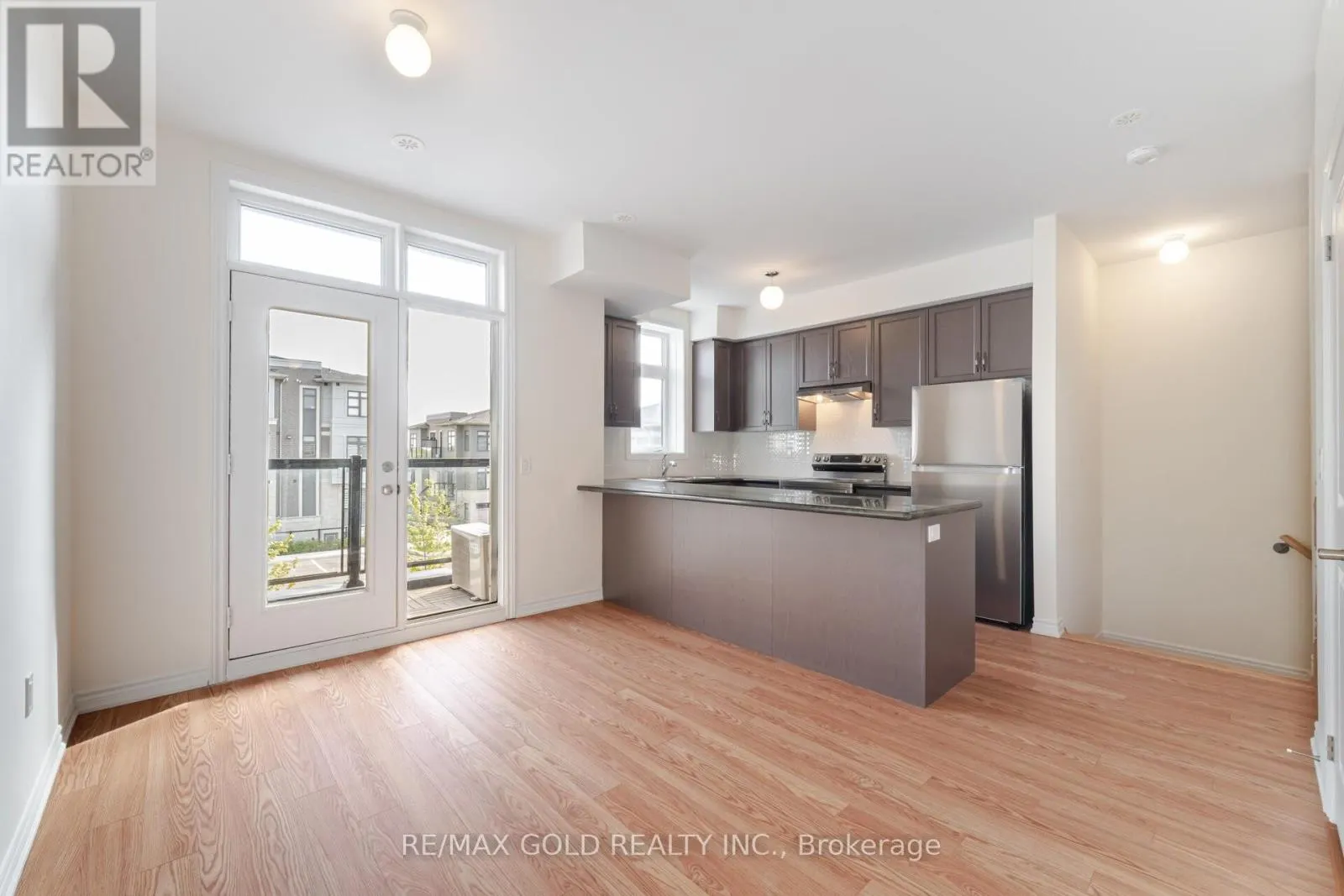 313 - 10 HALLIFORD PLACE