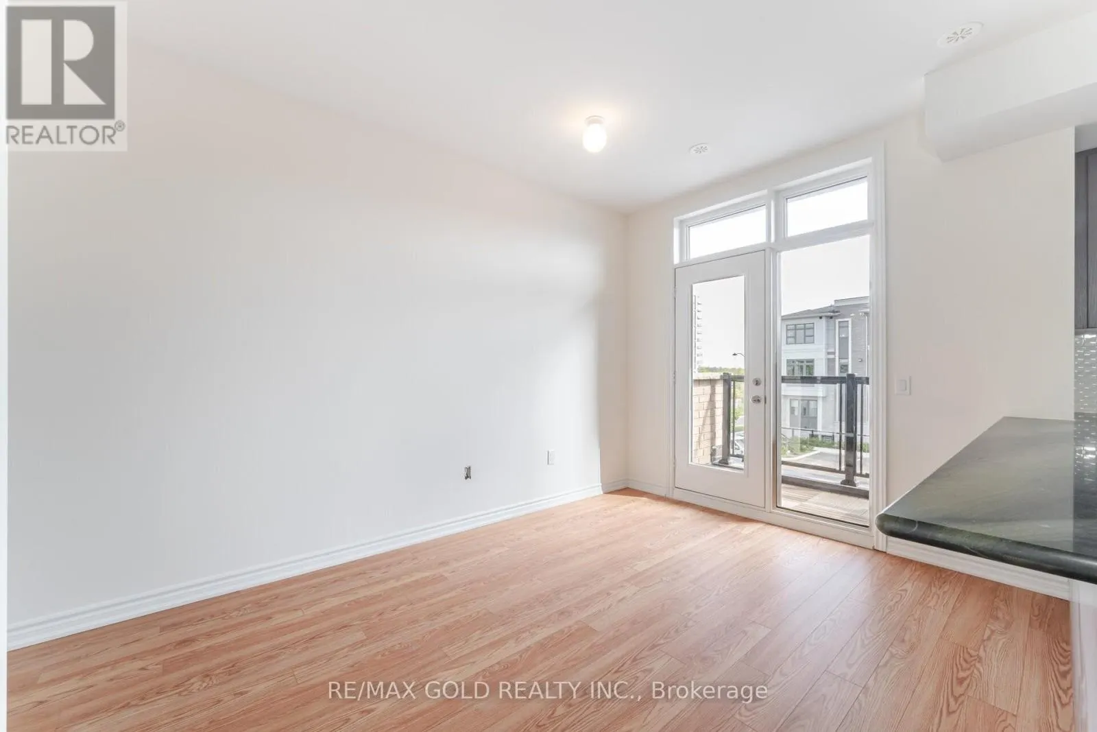313 - 10 HALLIFORD PLACE