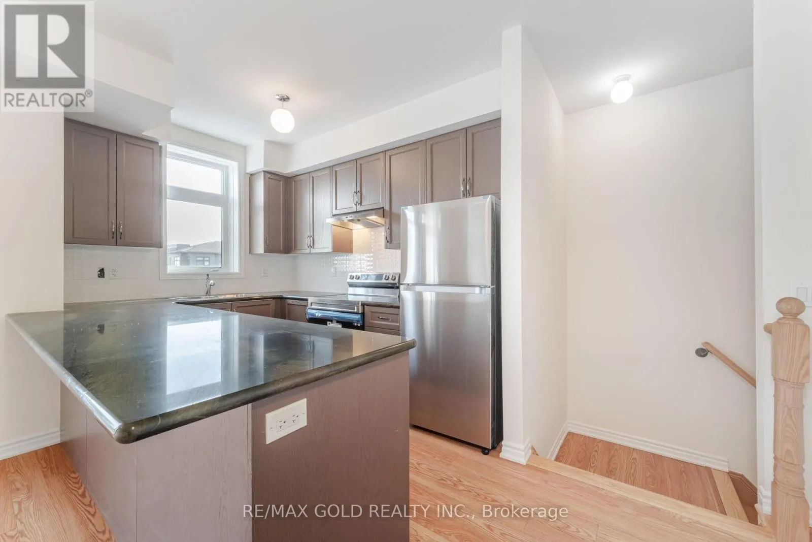313 - 10 HALLIFORD PLACE