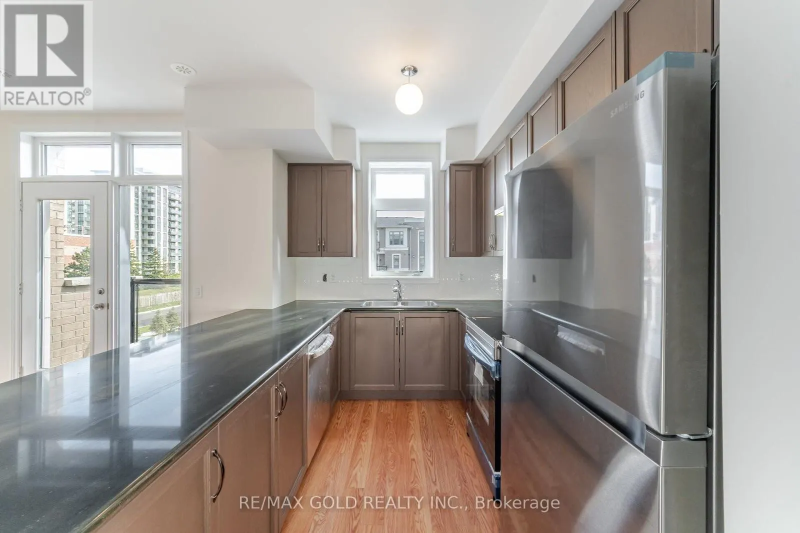 313 - 10 HALLIFORD PLACE