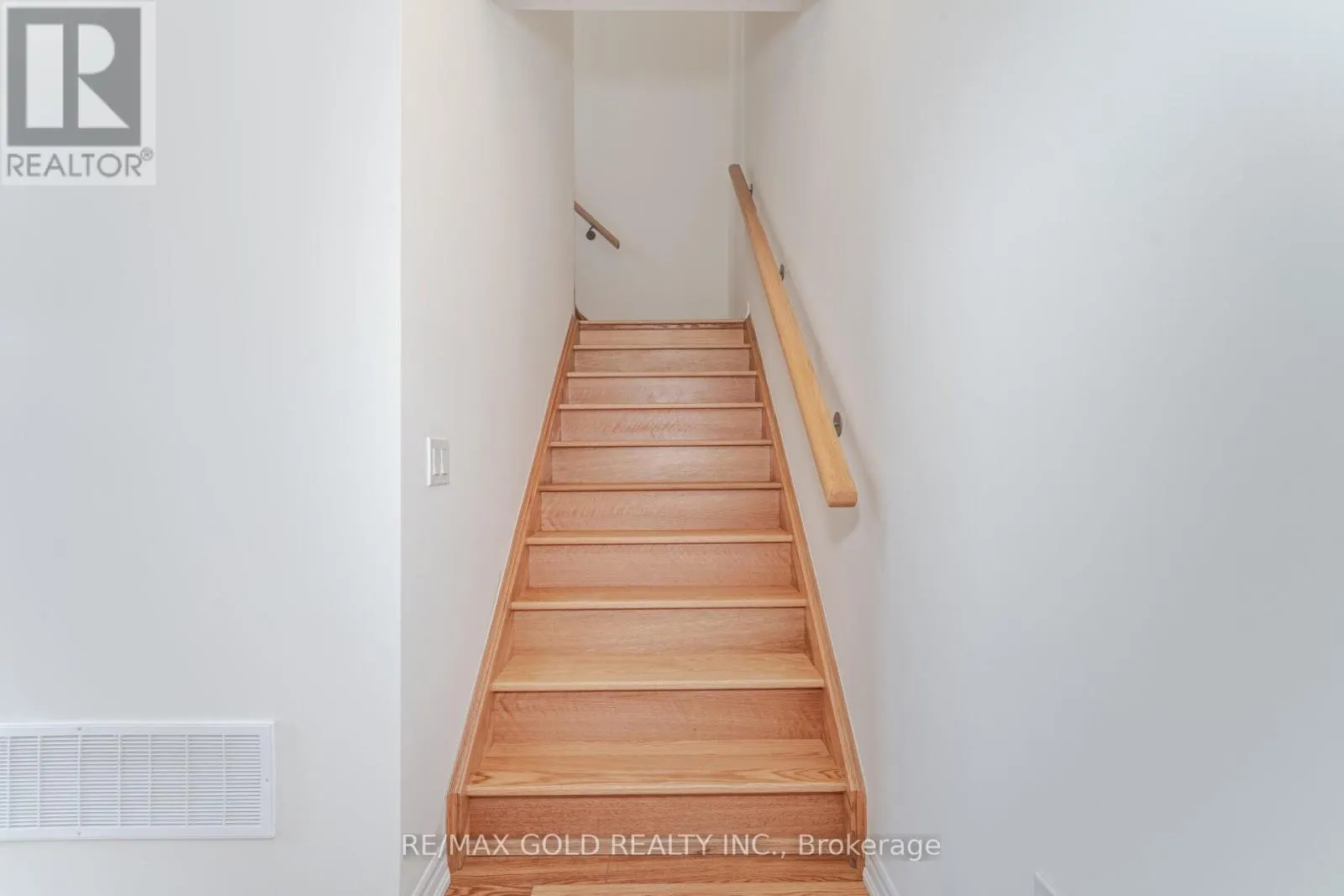 313 - 10 HALLIFORD PLACE