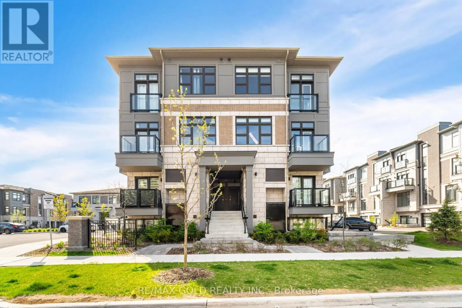 313 - 10 HALLIFORD PLACE