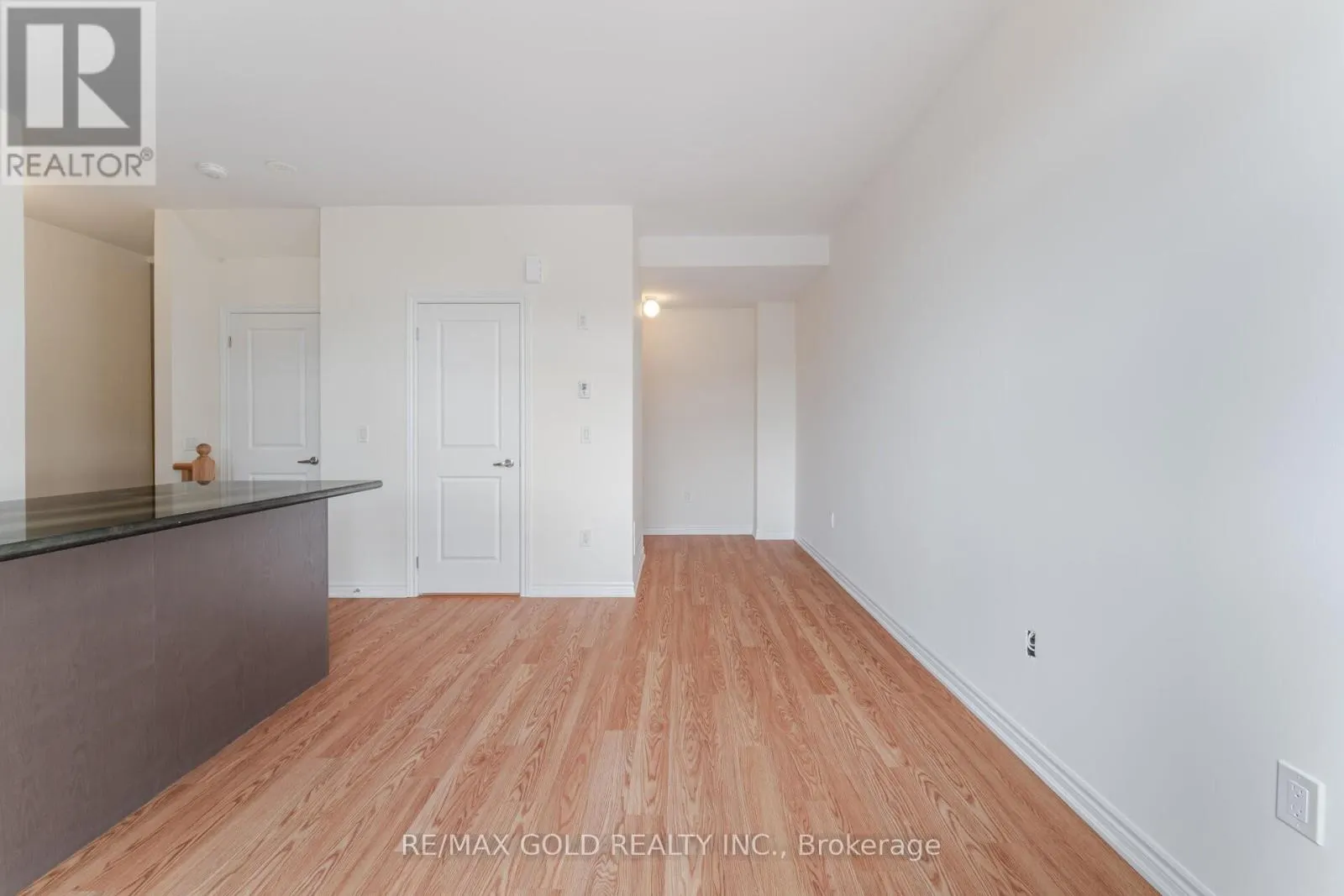 313 - 10 HALLIFORD PLACE