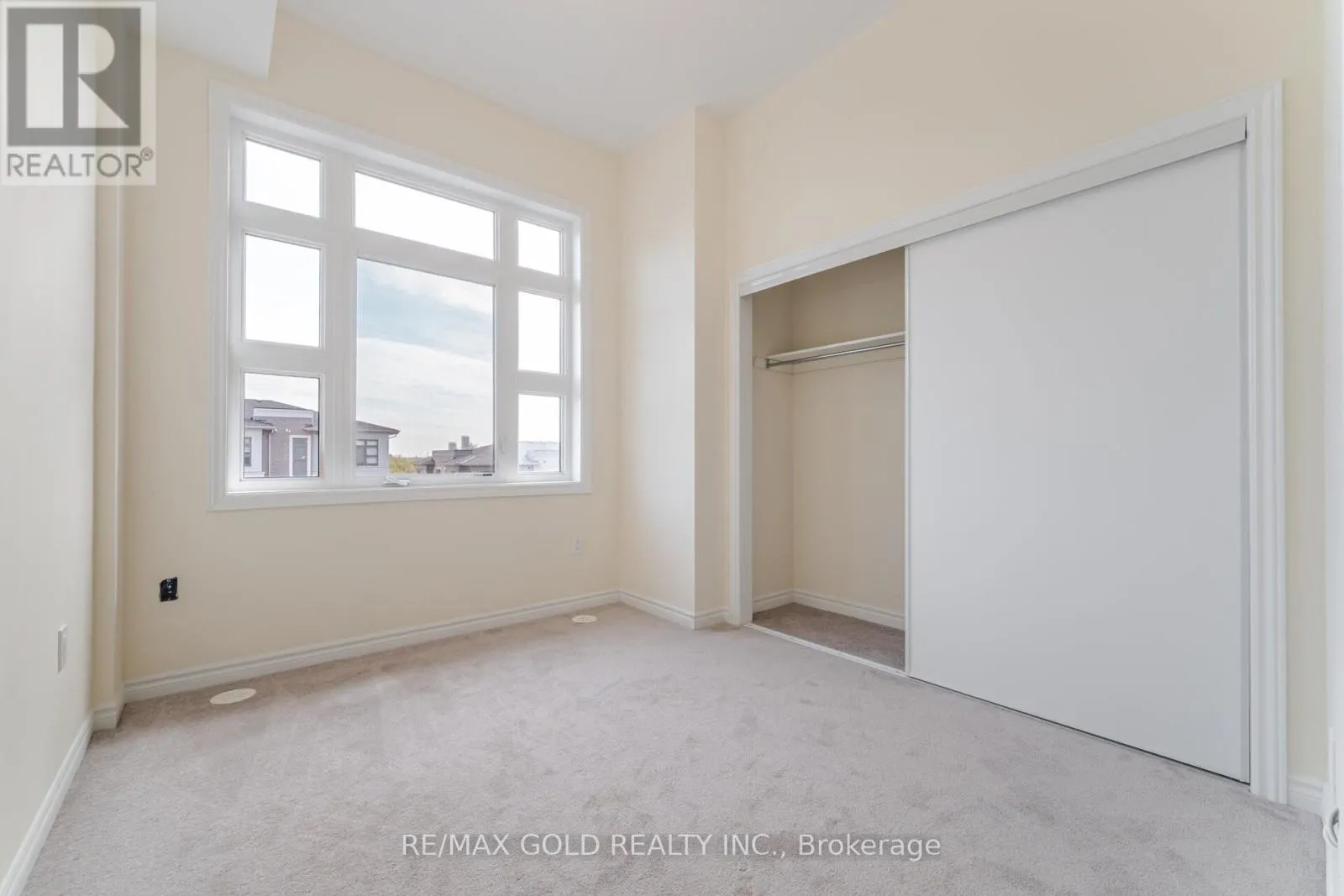 313 - 10 HALLIFORD PLACE