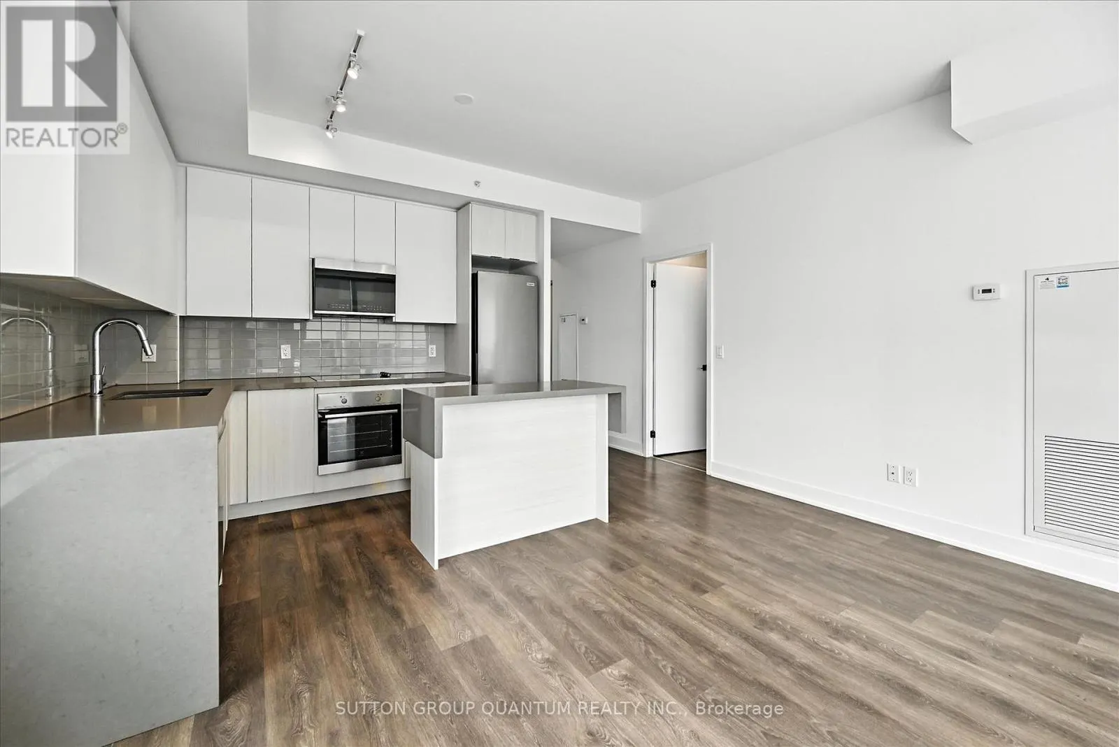 611 - 2489 TAUNTON ROAD