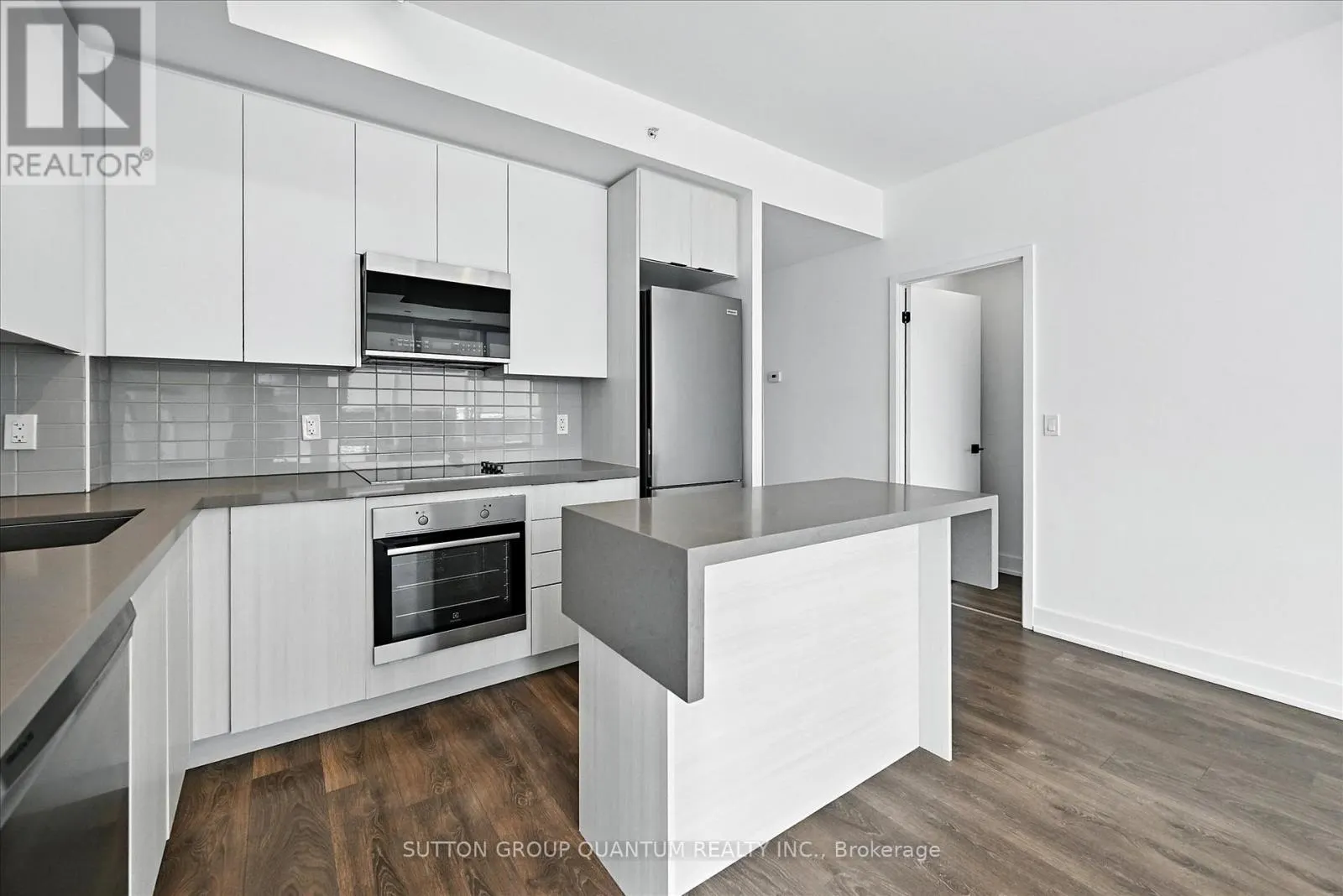 611 - 2489 TAUNTON ROAD