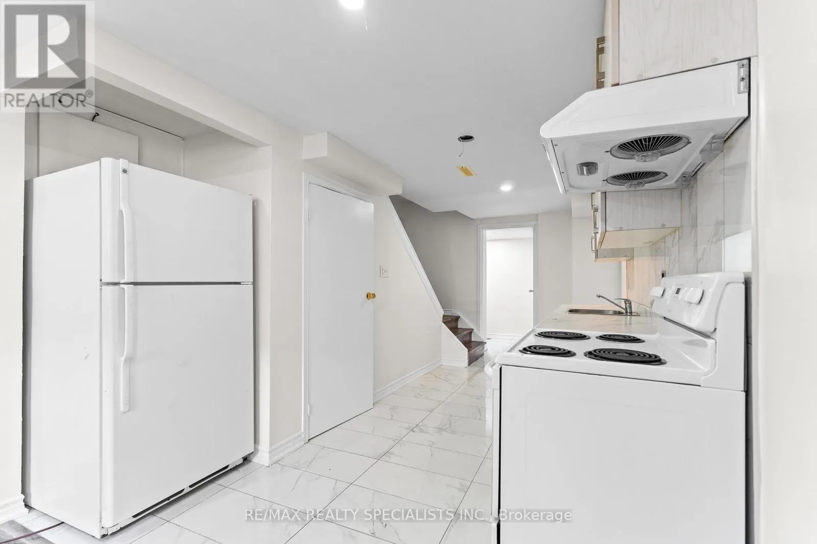 75 WINTERFOLD DRIVE