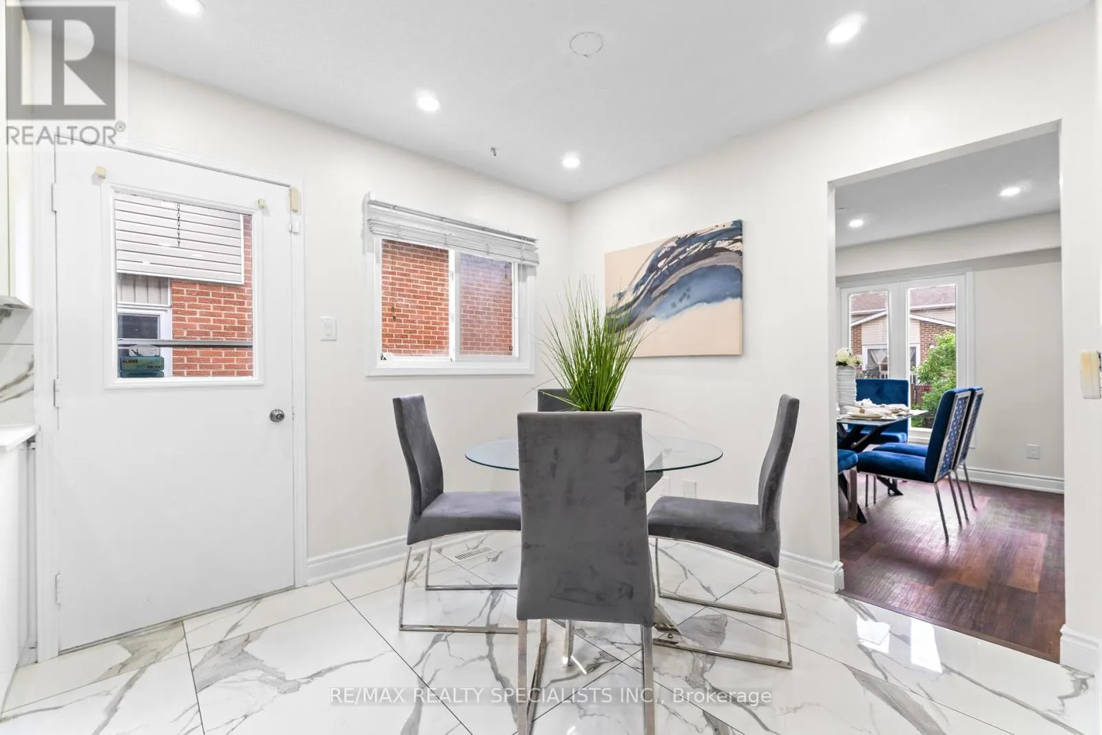 75 WINTERFOLD DRIVE