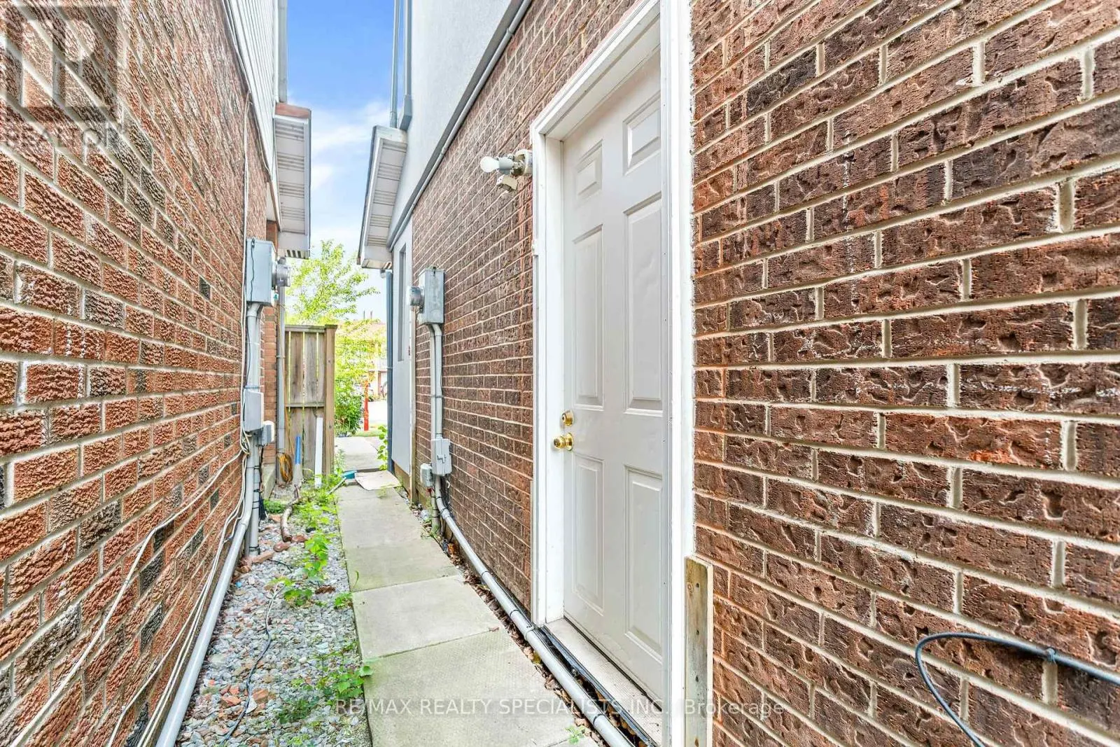 75 WINTERFOLD DRIVE