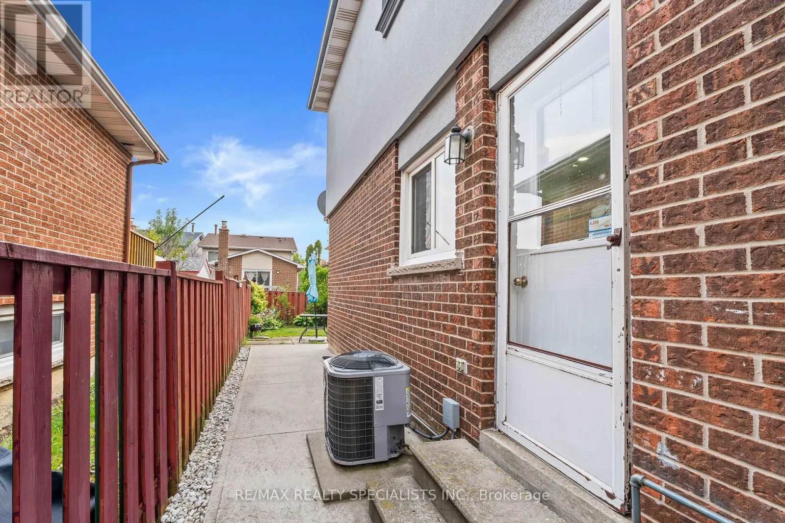 75 WINTERFOLD DRIVE