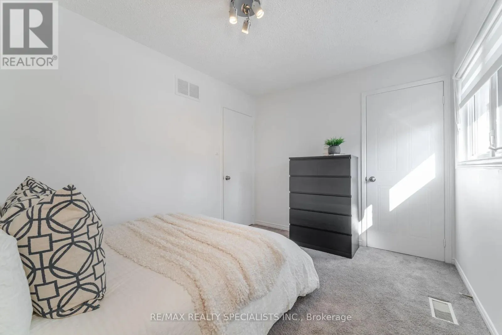 15 VALEWOOD DRIVE